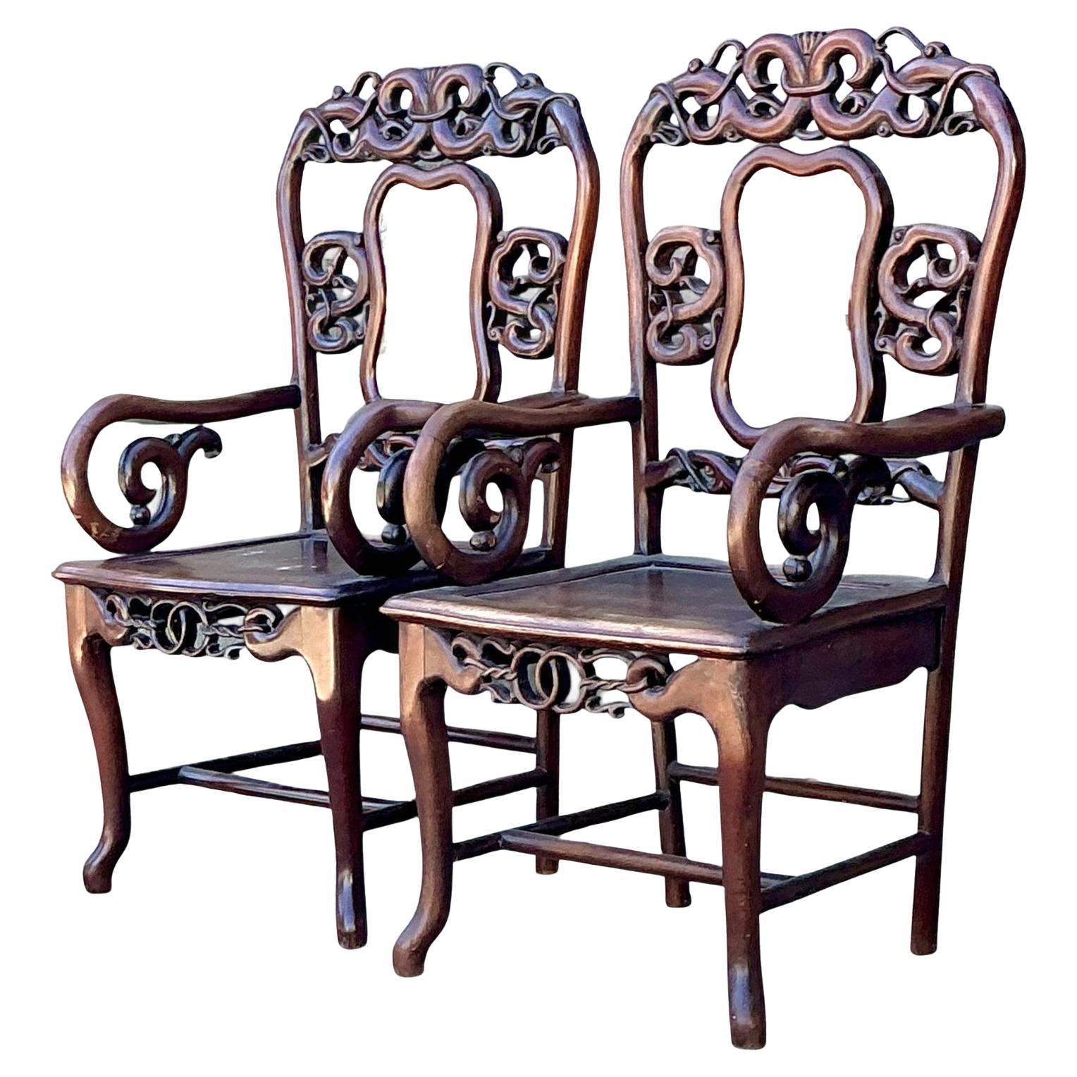 Chaises asiatiques vintage en bois dur sculpté - une paire