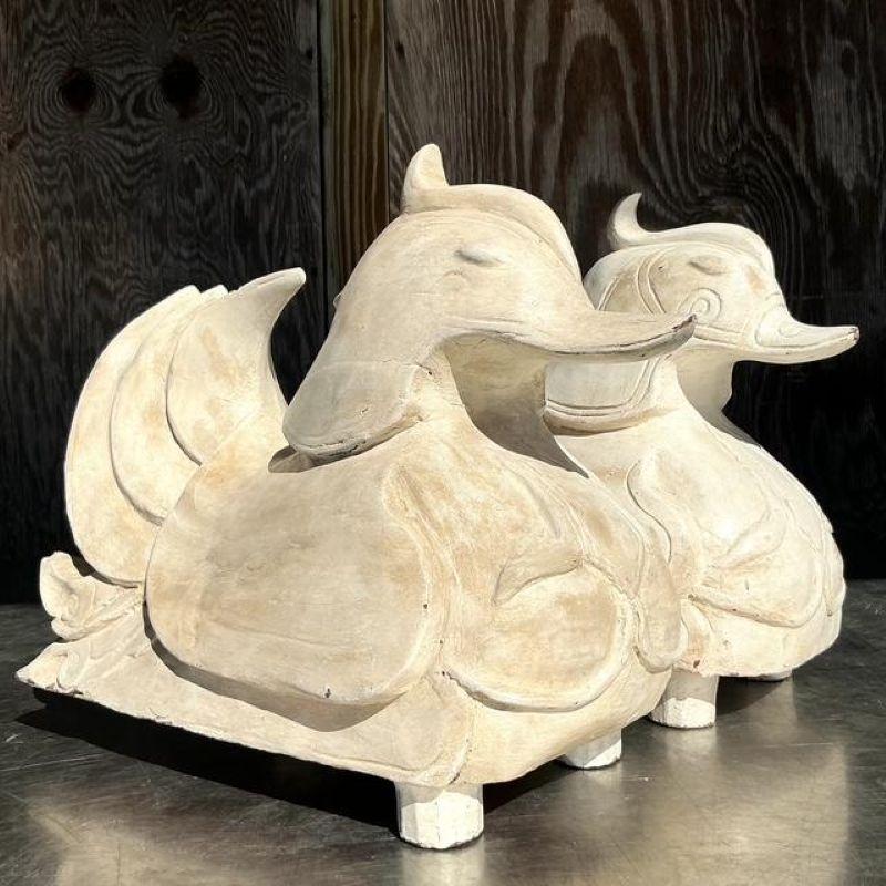 Questa squisita coppia di papere vintage asiatiche intagliate in legno di mandarino mostra un'eccezionale abilità artigianale e un'eleganza senza tempo. Intagliate a mano nel legno, queste sculture decorative presentano dettagli intricati, graziose