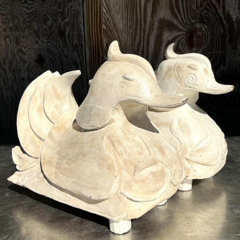 Anatre asiatiche d'epoca in legno di mandarino intagliato - una coppia in vendita 2