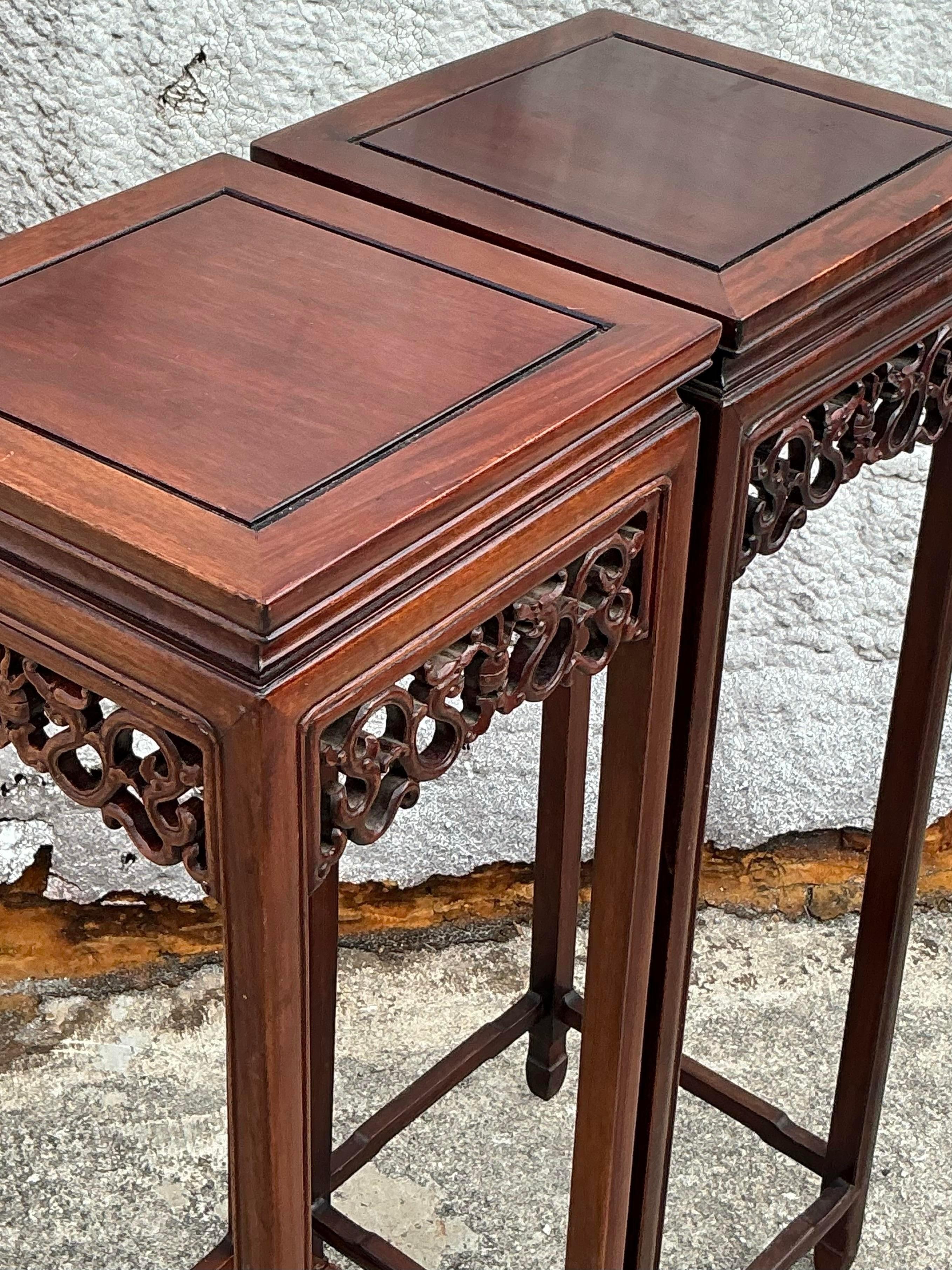 Américain Paire de piédestaux asiatiques en bois de rose sculpté en vente