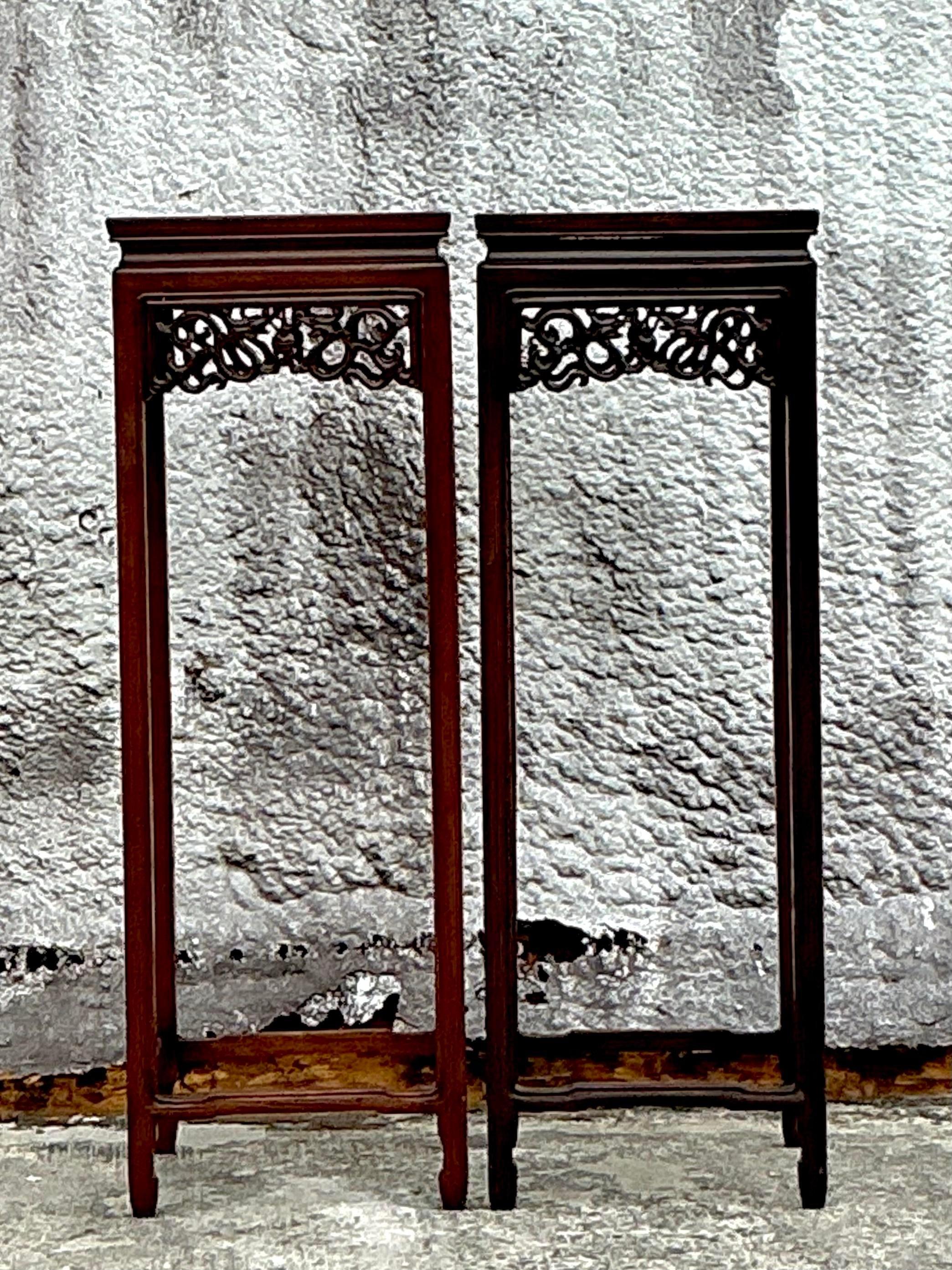 Paire de piédestaux asiatiques en bois de rose sculpté Bon état - En vente à west palm beach, FL