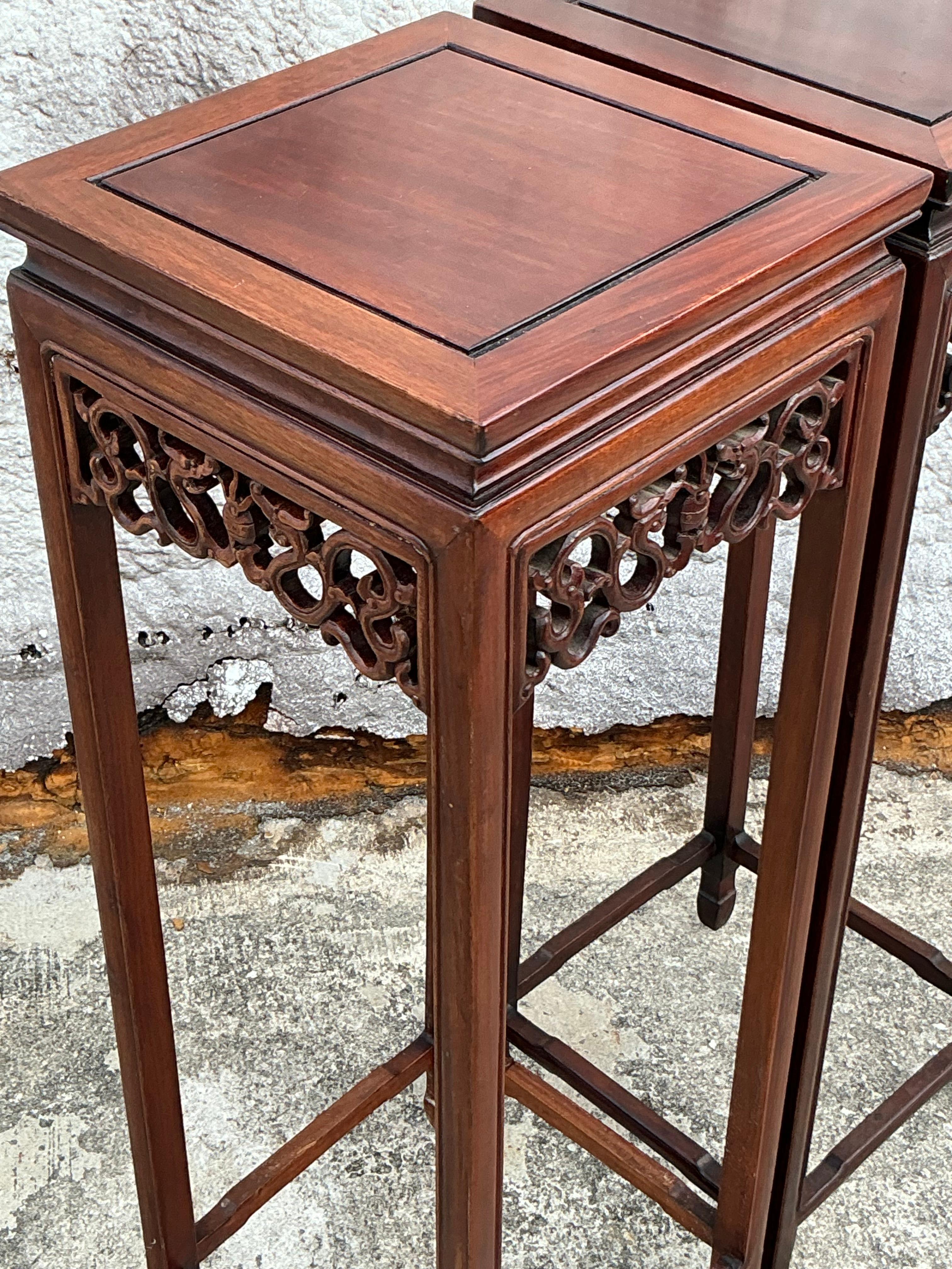 20ième siècle Paire de piédestaux asiatiques en bois de rose sculpté en vente