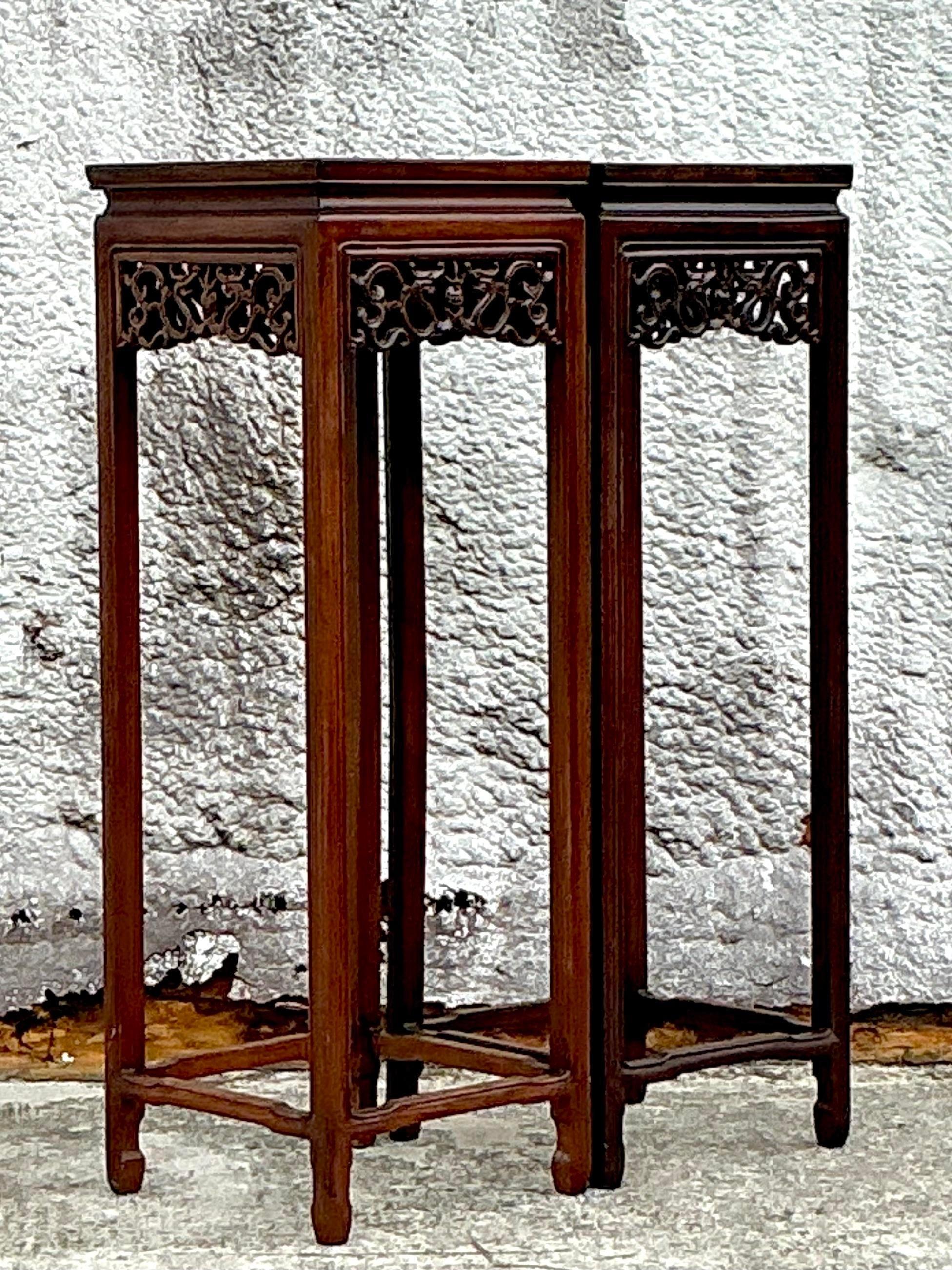 Bois de rose Paire de piédestaux asiatiques en bois de rose sculpté en vente