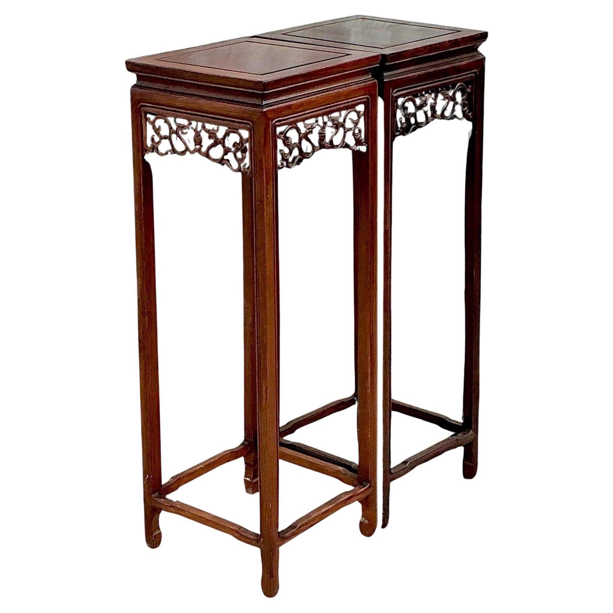 Paire de piédestaux asiatiques en bois de rose sculpté