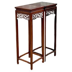 Paire de piédestaux asiatiques en bois de rose sculpté