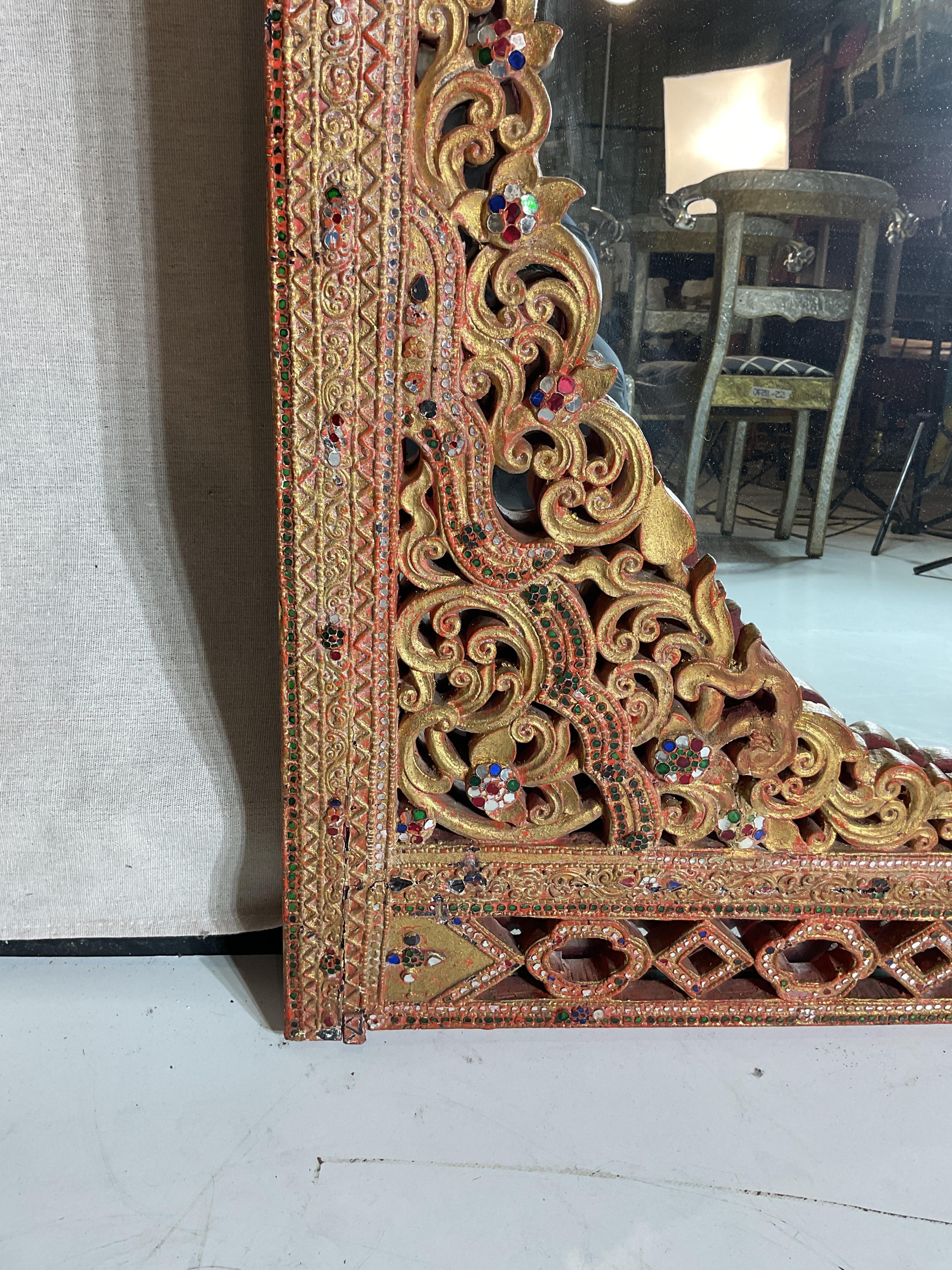 Asiatique Vieux miroir asiatique en bois sculpté avec ornements en vente
