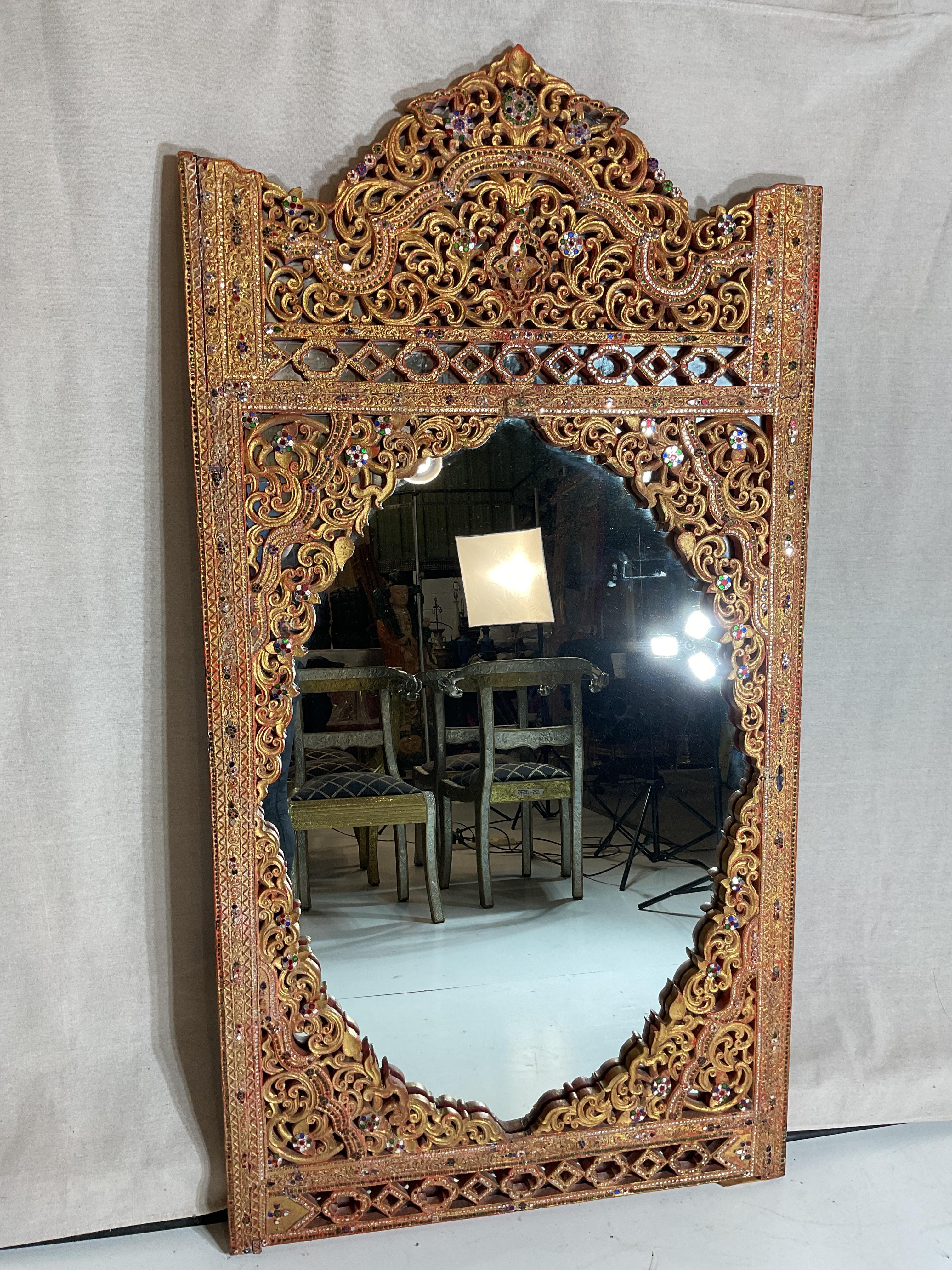 Vieux miroir asiatique en bois sculpté avec ornements Bon état - En vente à Augusta, GA