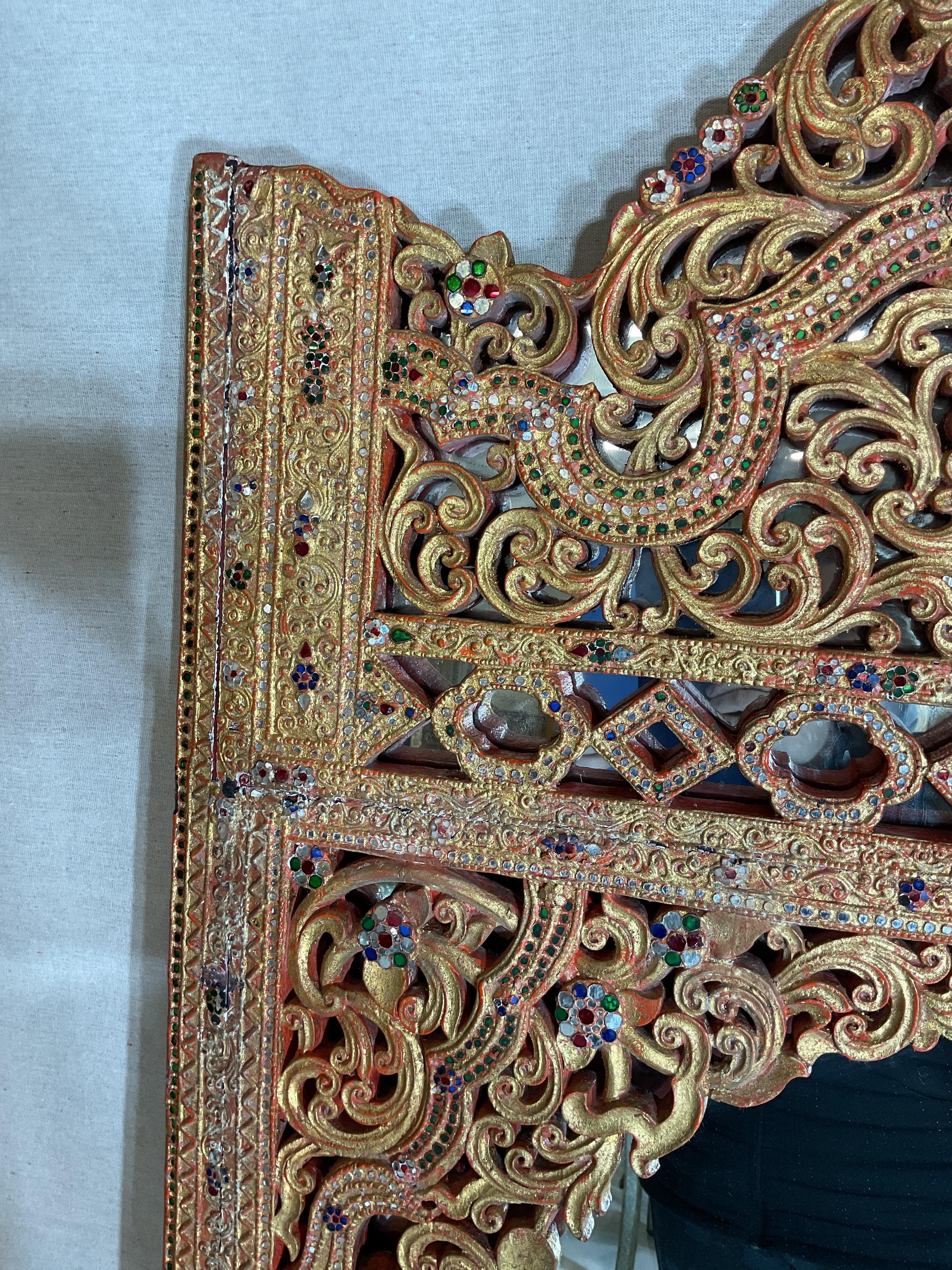 20ième siècle Vieux miroir asiatique en bois sculpté avec ornements en vente