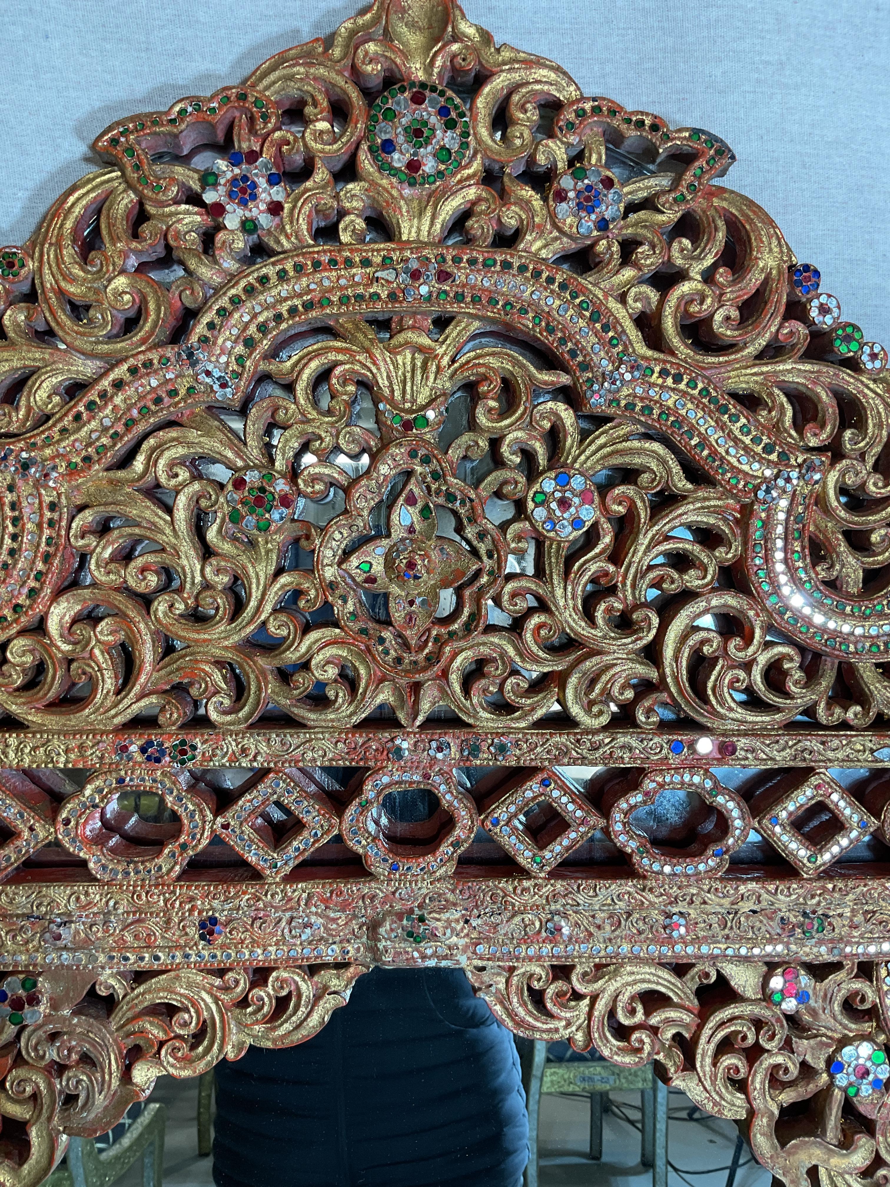 Miroir Vieux miroir asiatique en bois sculpté avec ornements en vente