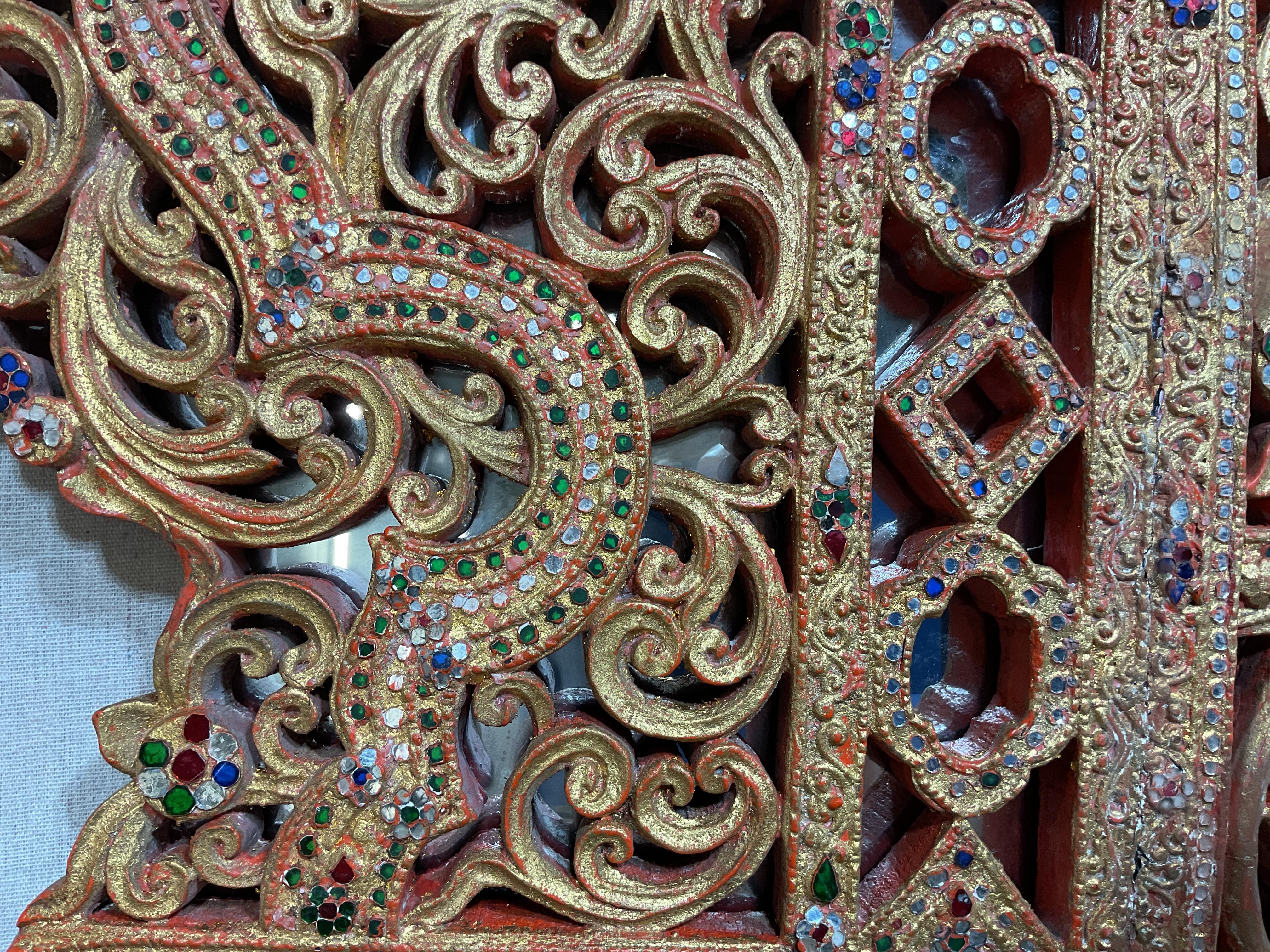 Vieux miroir asiatique en bois sculpté avec ornements en vente 1