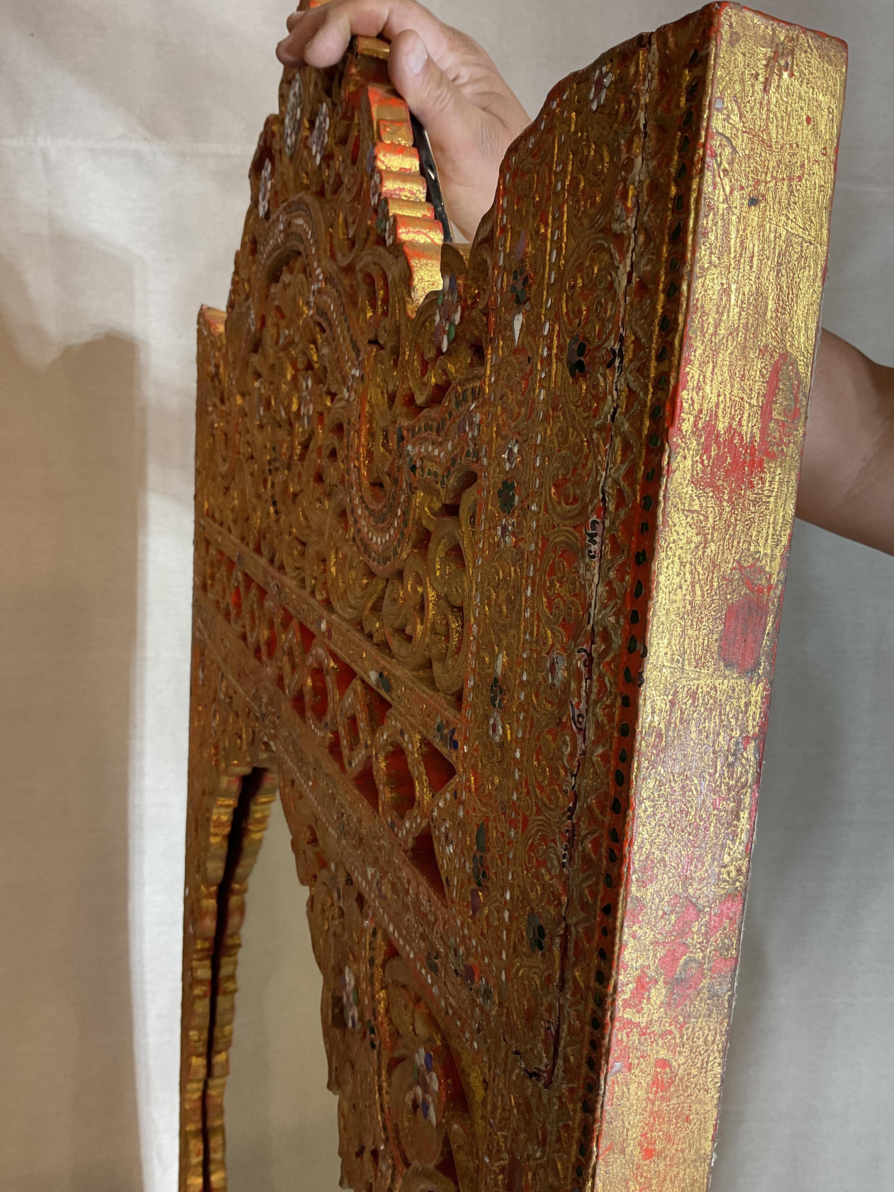 Vieux miroir asiatique en bois sculpté avec ornements en vente 2