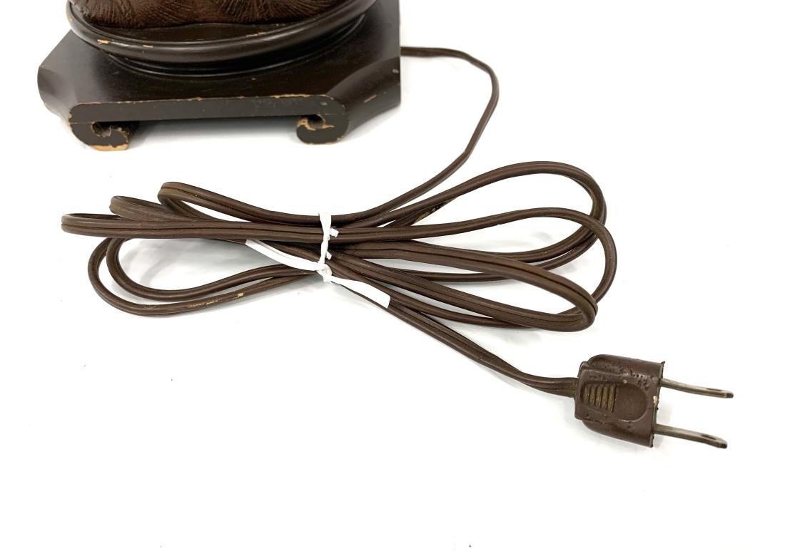 Lampada da tavolo asiatica d'epoca in ghisa a forma di figura in vendita 5