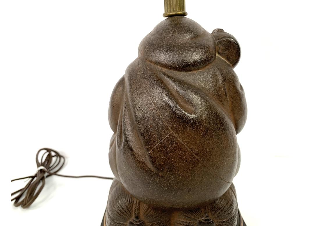 Lampada da tavolo asiatica d'epoca in ghisa a forma di figura in vendita 6