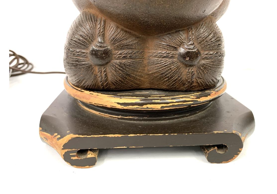 Lampada da tavolo asiatica d'epoca in ghisa a forma di figura in vendita 7