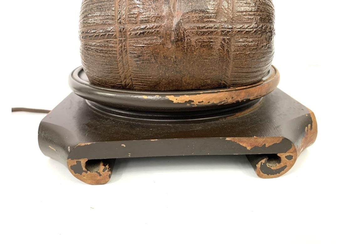 Lampada da tavolo asiatica d'epoca in ghisa a forma di figura in vendita 8