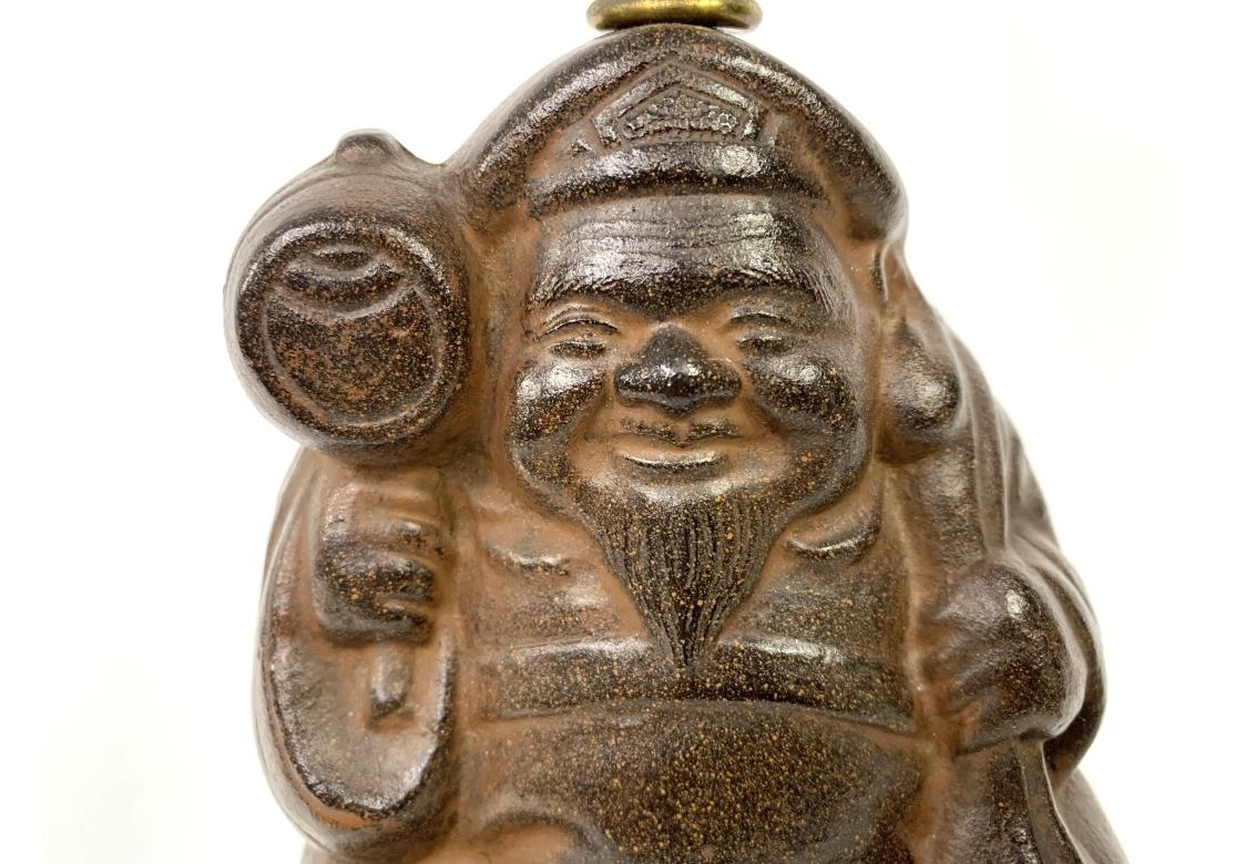 Lampada da tavolo asiatica d'epoca in ghisa a forma di figura in vendita 10