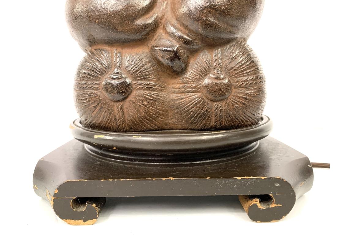 Lampada da tavolo asiatica d'epoca in ghisa a forma di figura in vendita 11