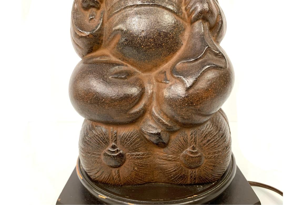 Lampada da tavolo asiatica d'epoca in ghisa a forma di figura in vendita 1