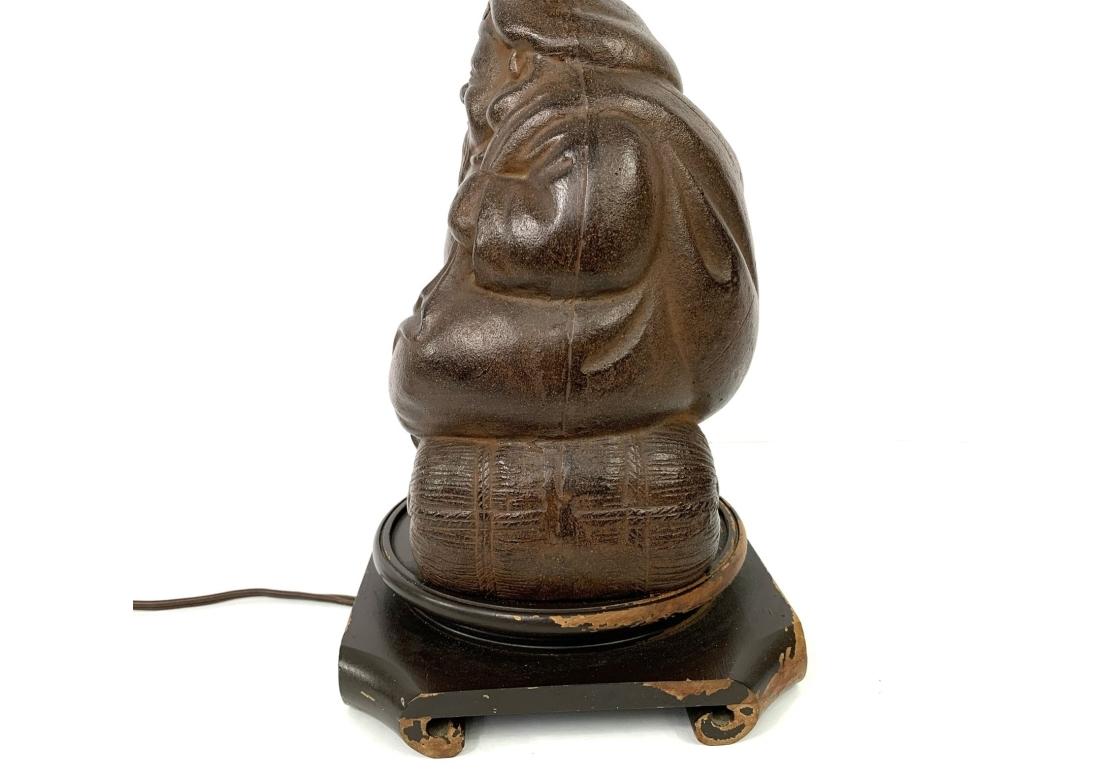 Lampada da tavolo asiatica d'epoca in ghisa a forma di figura in vendita 2