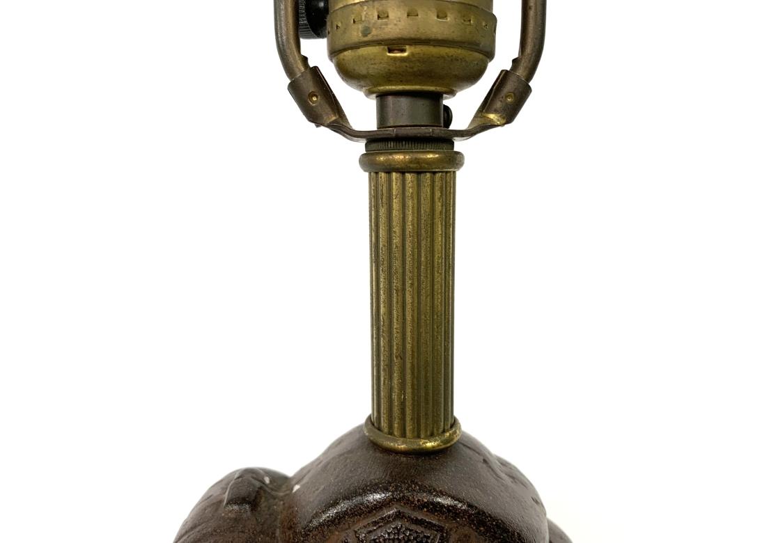 Lampada da tavolo asiatica d'epoca in ghisa a forma di figura in vendita 3