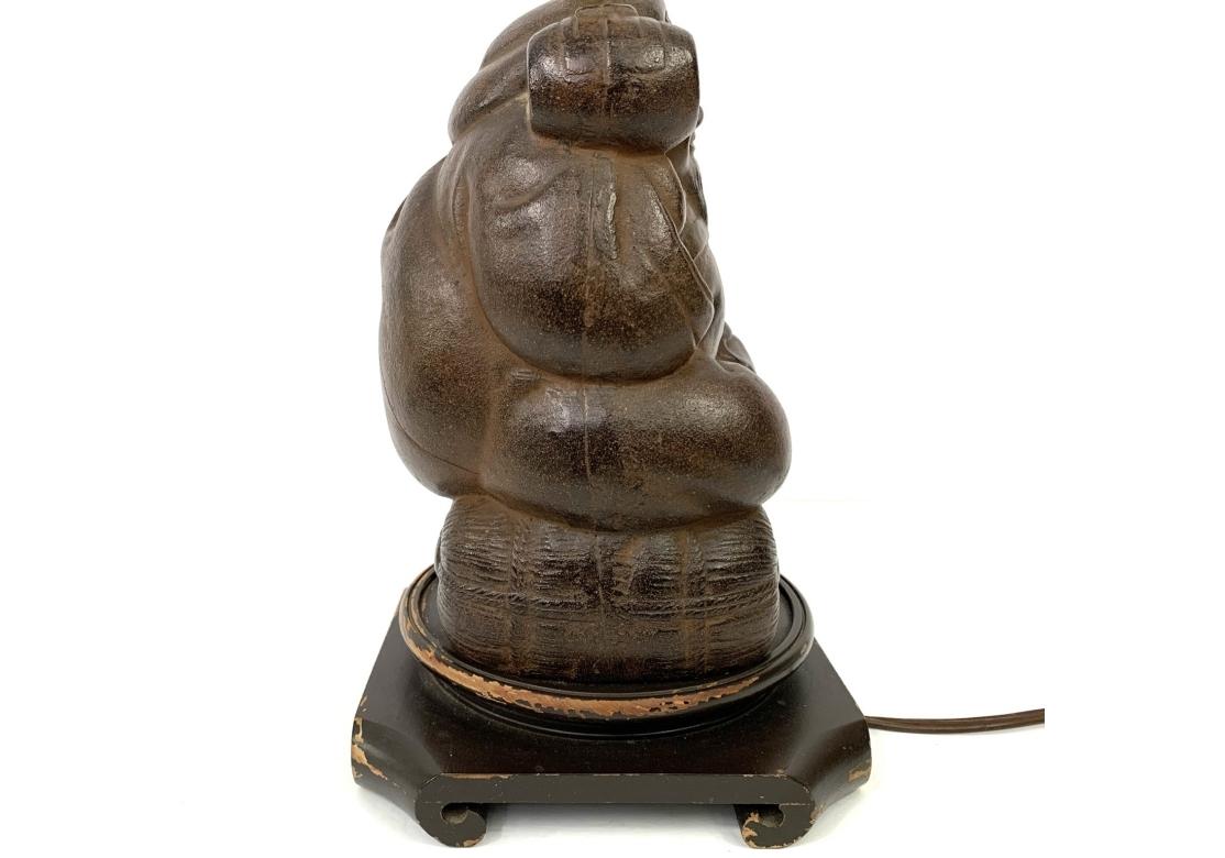 Lampada da tavolo asiatica d'epoca in ghisa a forma di figura in vendita 4