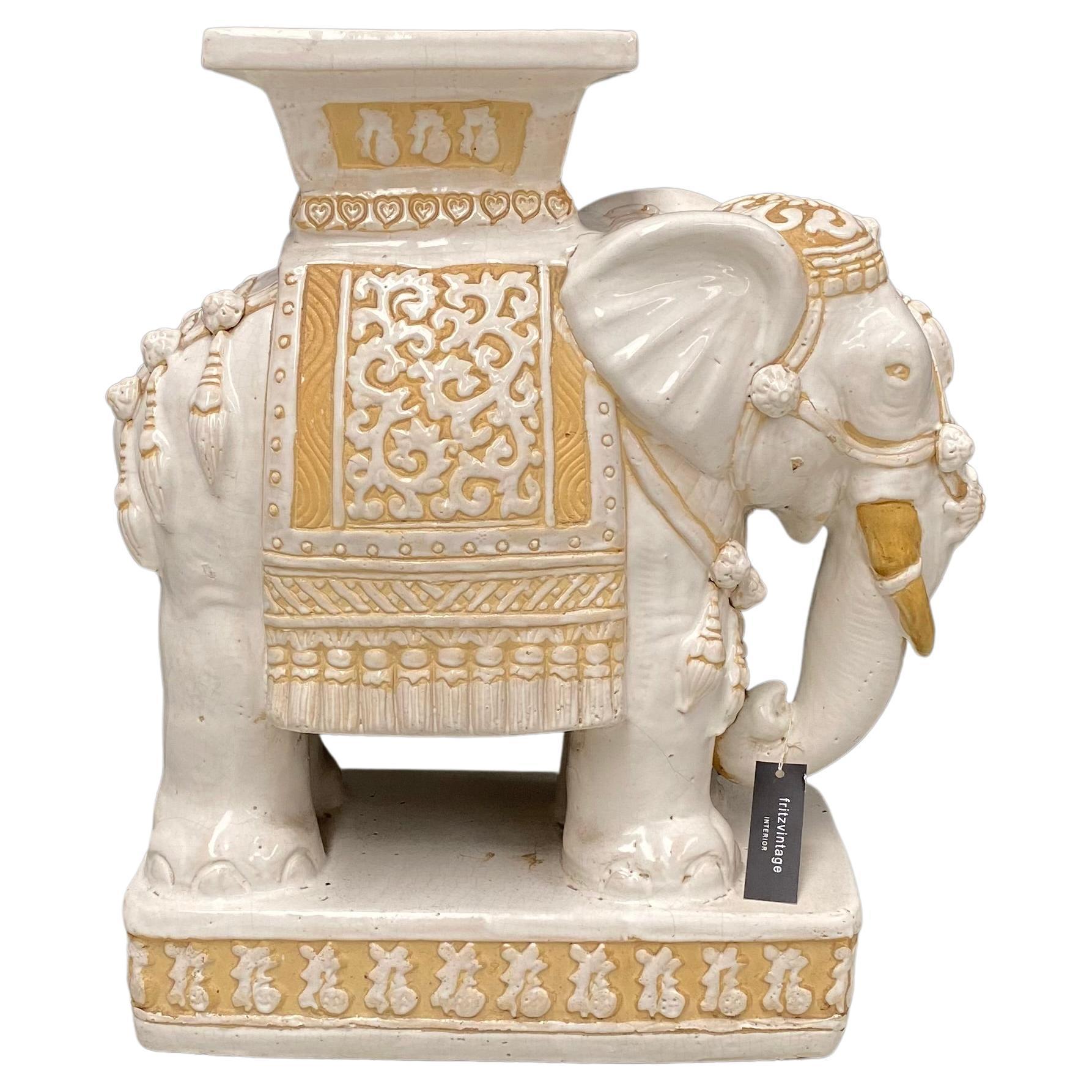 Ce rare cache-pot éléphant en céramique beige et blanche a été conçu et fabriqué en Inde dans les années soixante-dix. En très bon état et sans dommages.