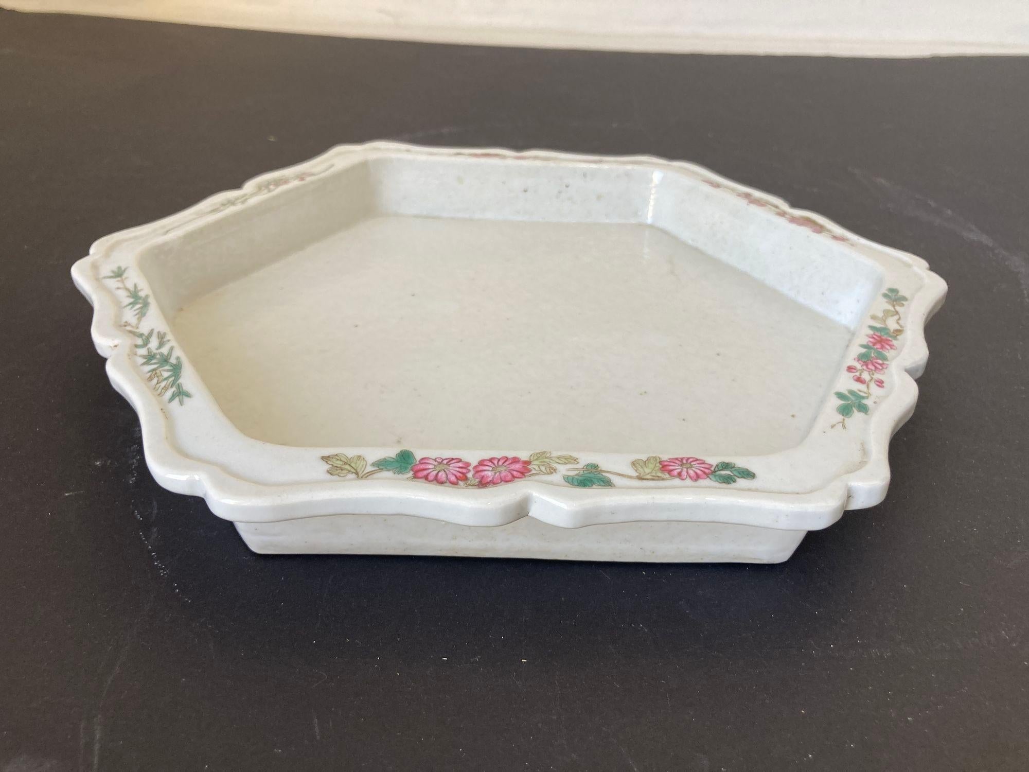 Vintage Famille Rose Asiatisch-chinesische sechseckige Schale, Catchall oder Jardiniere Tablett.
Großes ornamentales, handgefertigtes asiatisches Keramiktablett mit abgeschnittenen, gebördelten Kanten.
Handgefertigte sechseckige Keramikschale mit