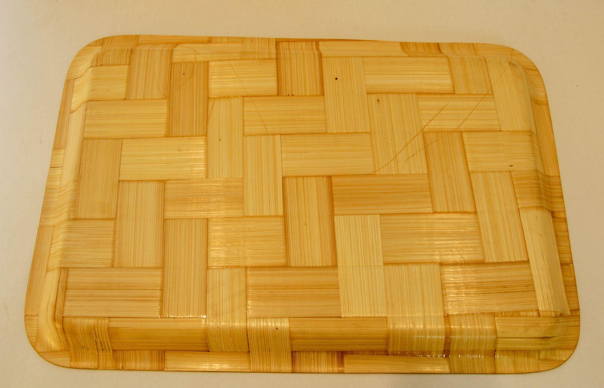Vintage large rectangular Asian bamboo serving tray.
The board is very light and in good vintage condition.
A large Asian Chinese tray of woven bamboo with center decorated with a scene of a an Asian Goddess in Kimono design transfer print.
This