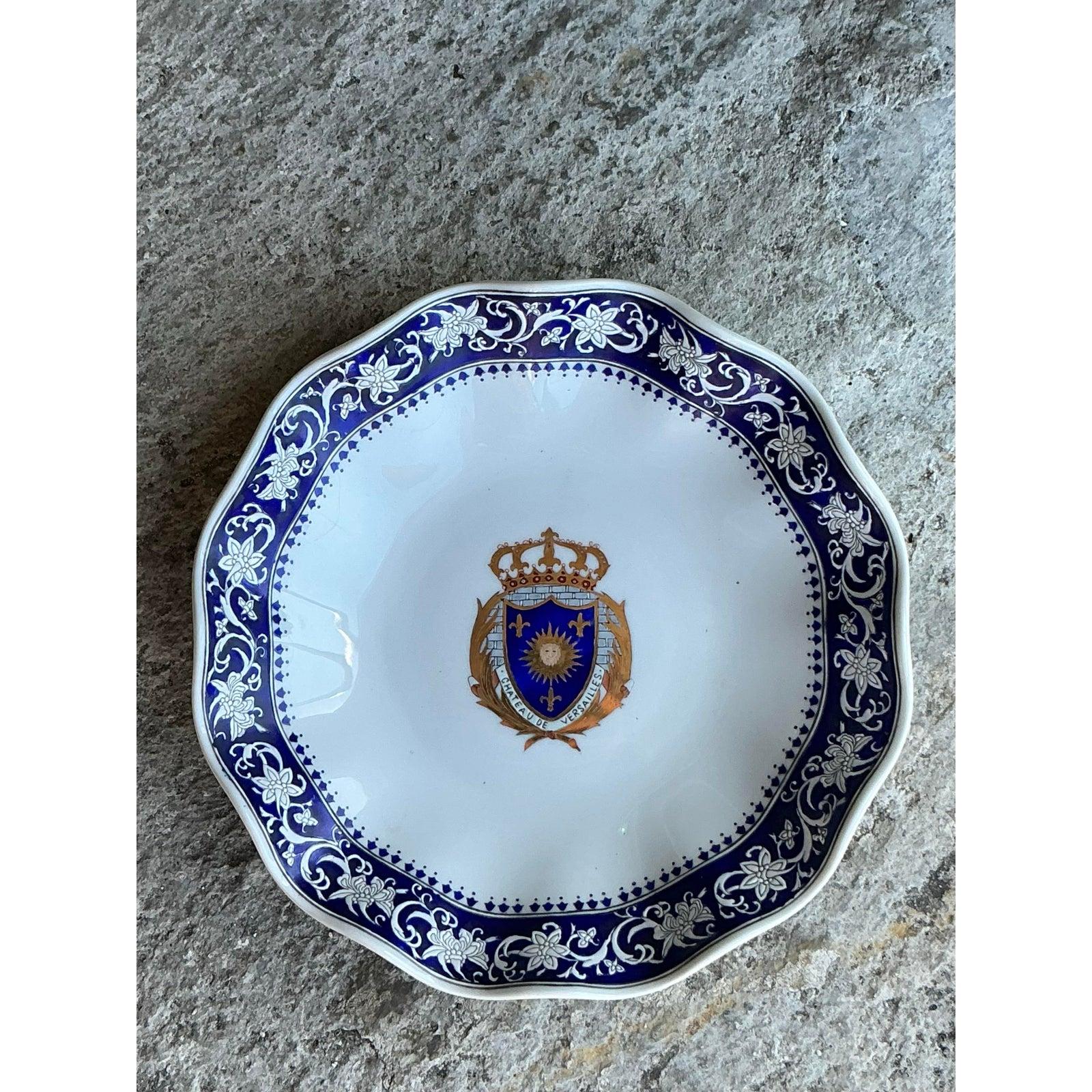 Aggiungi un tocco regale al tuo tavolo o alla tua vetrina con questa squisita ciotola d'esportazione cinese vintage, che presenta al centro lo stemma 