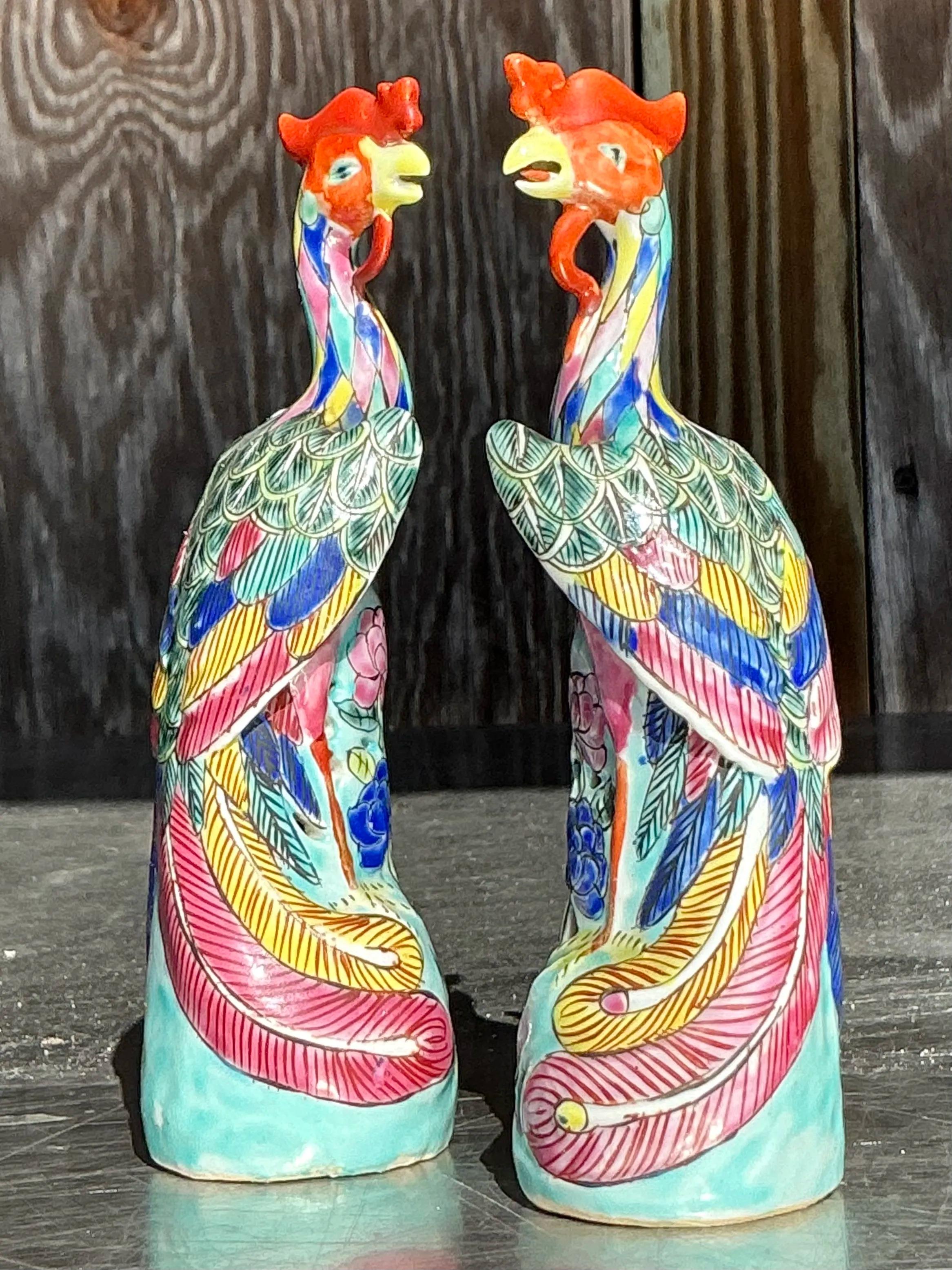 Coppia di figure di fenice in porcellana cinese d'epoca, elegantemente realizzate per mostrare dettagli intricati e un ricco simbolismo. Rappresentando la rinascita e la prosperità nella cultura cinese, questi splendidi pezzi presentano vivaci
