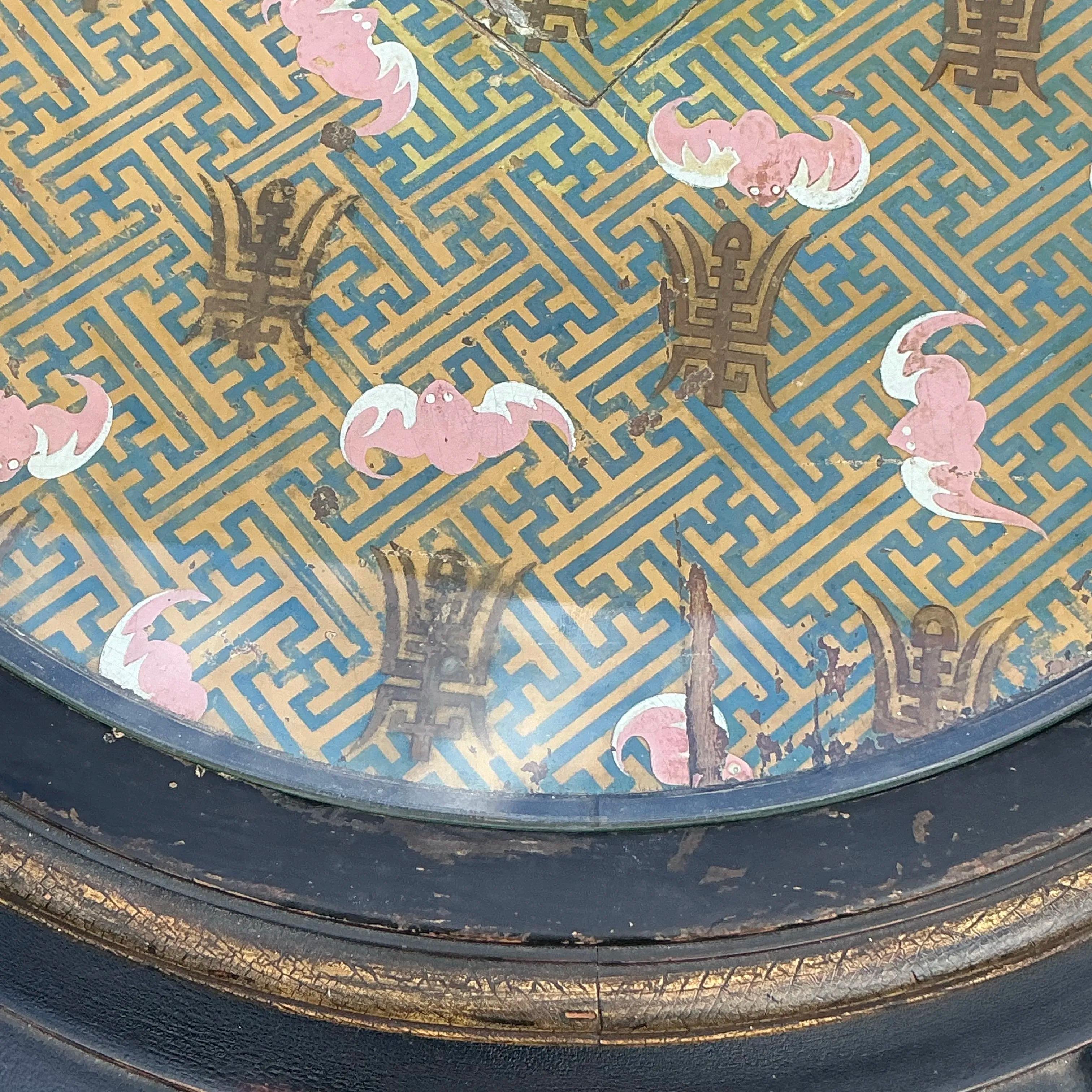 Bringen Sie Eleganz und Kunstfertigkeit in Ihren Raum mit diesem asiatischen Fledermausflügel-Couchtisch im Vintage-Chinoiserie-Stil. Mit seiner markanten Fledermausflügel-Silhouette und den aufwändigen handgemalten Details verkörpert dieser Tisch