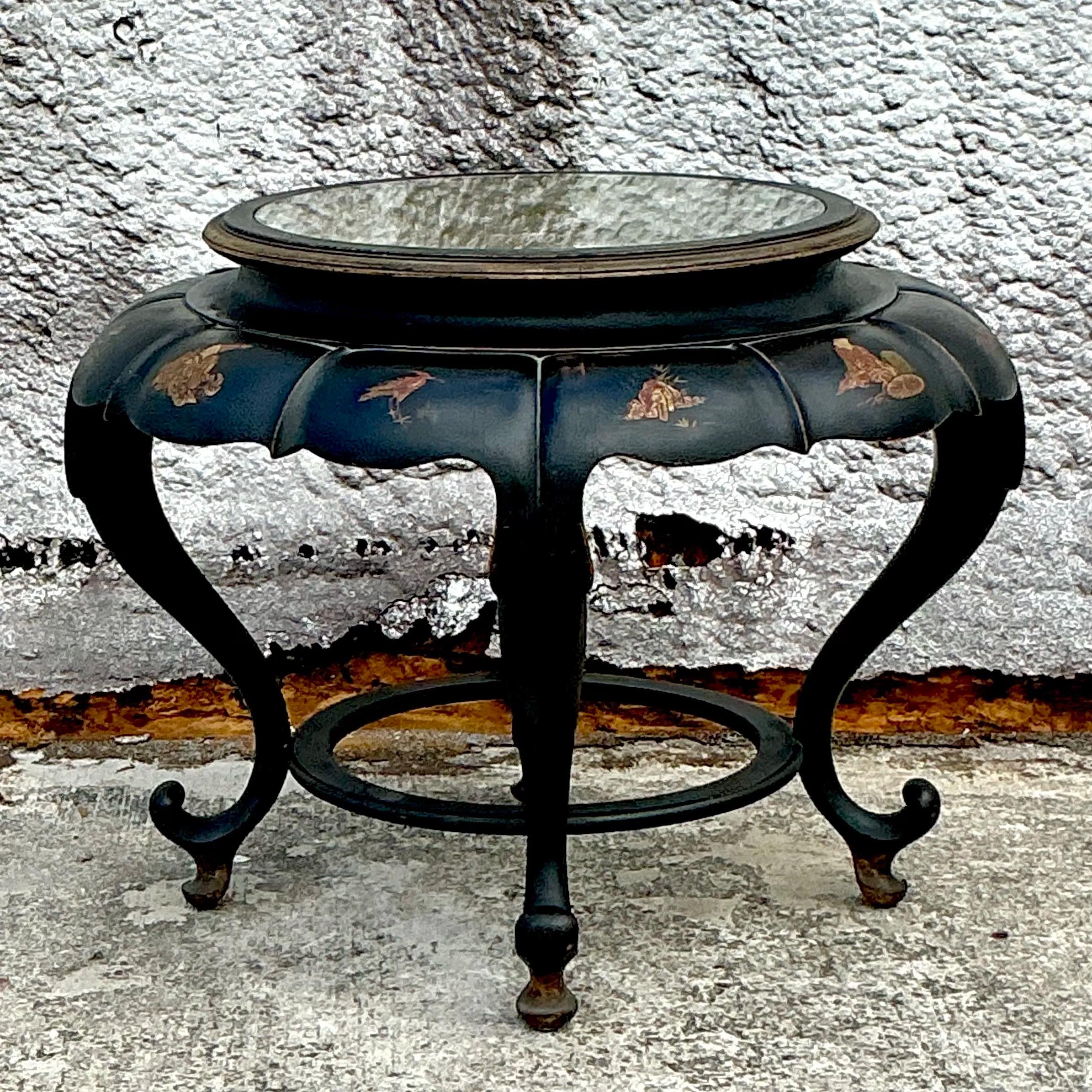 Vintage Asian Chinoiserie Fledermausflügel Couchtisch (Japanisch) im Angebot