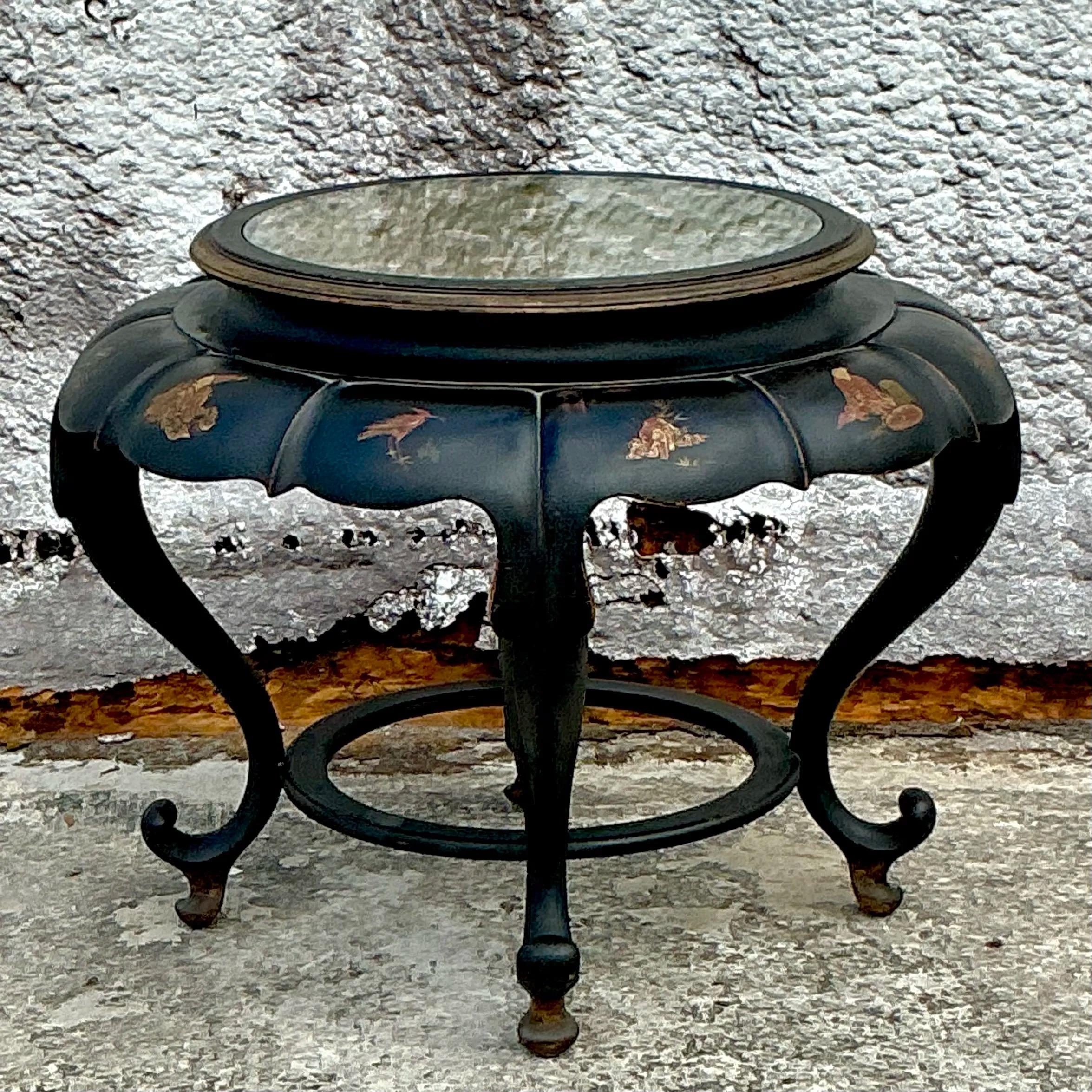 Vintage Asian Chinoiserie Fledermausflügel Couchtisch (Glas) im Angebot