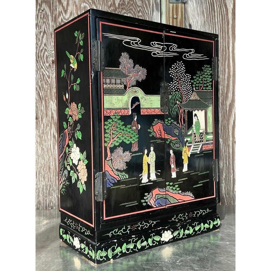 Peppen Sie Ihren Raum mit diesem beeindruckenden asiatischen Chinoiserie-Schrank im Vintage-Stil auf. Mit seinen aufwendigen, handgemalten Details und reichhaltigen Lackierungen verbindet dieses Stück zeitlose Kunst mit funktionaler Aufbewahrung.