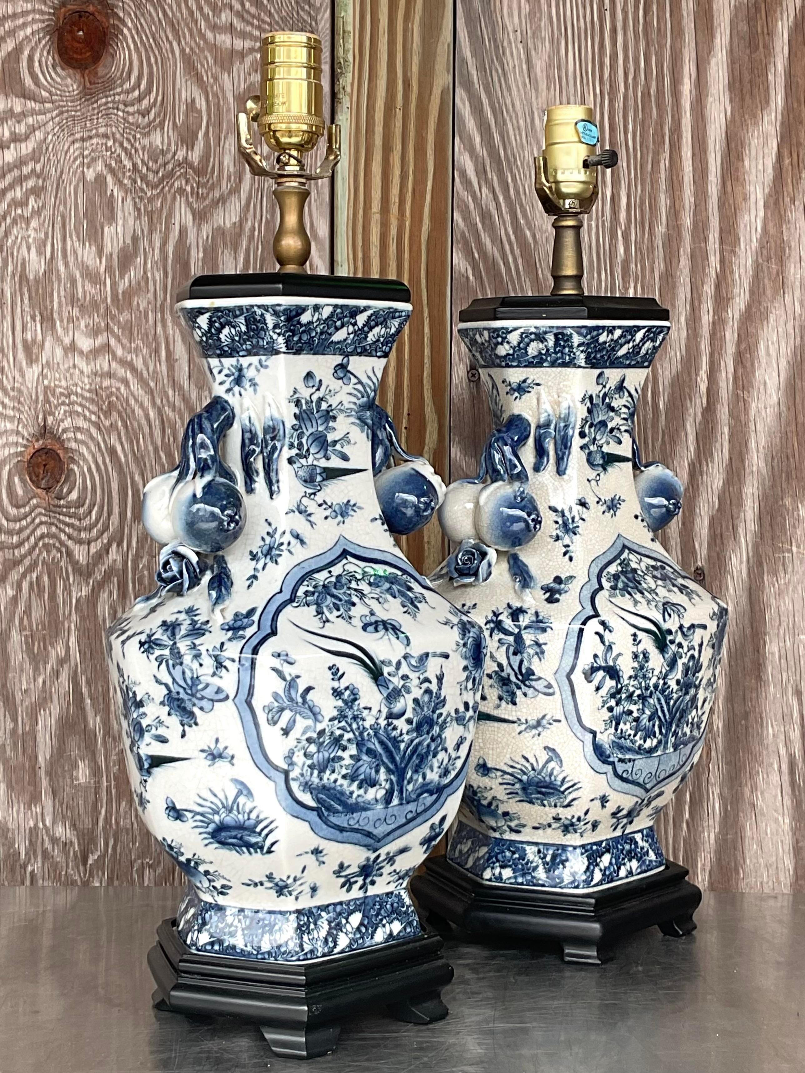 Beleuchten Sie mit Eleganz mit unseren asiatischen Vintage-Chinoiserie-Keramiklampen - ein Paar. Diese exquisiten Lampen zeigen traditionelles Chinoiserie-Design, das asiatische Kunstfertigkeit mit amerikanischer Raffinesse verbindet. Ein perfektes