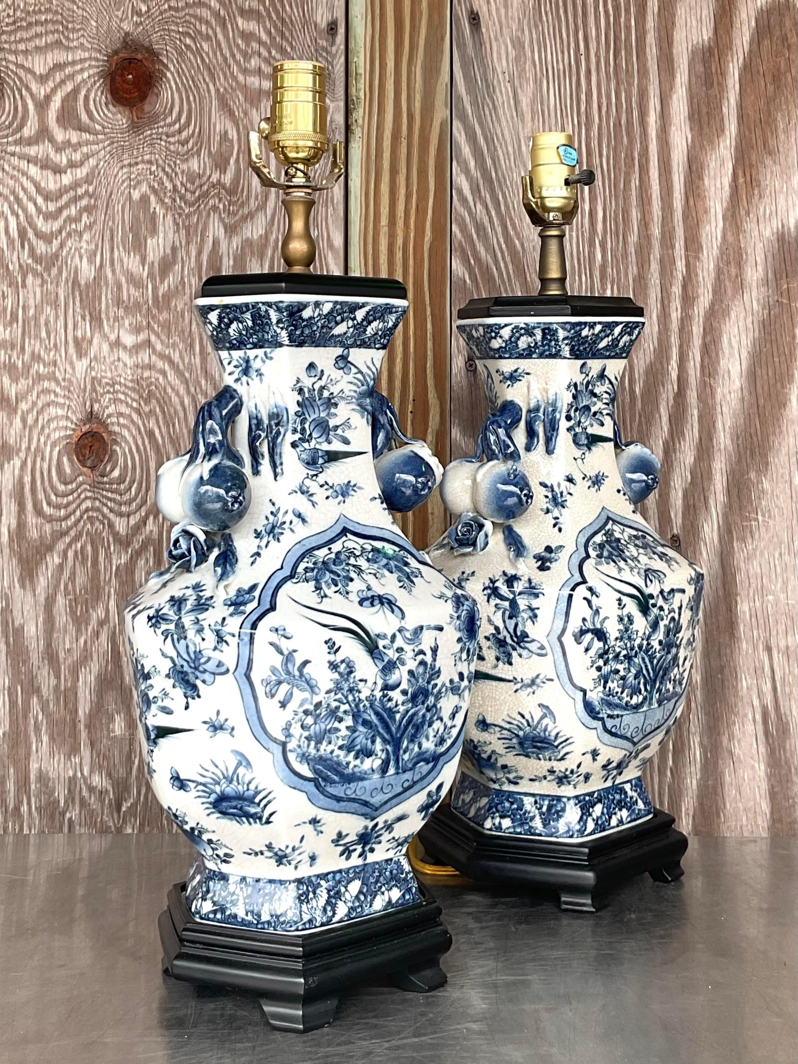 Asiatische Chinoiserie-Keramiklampen im Vintage-Stil – ein Paar im Zustand „Gut“ im Angebot in west palm beach, FL