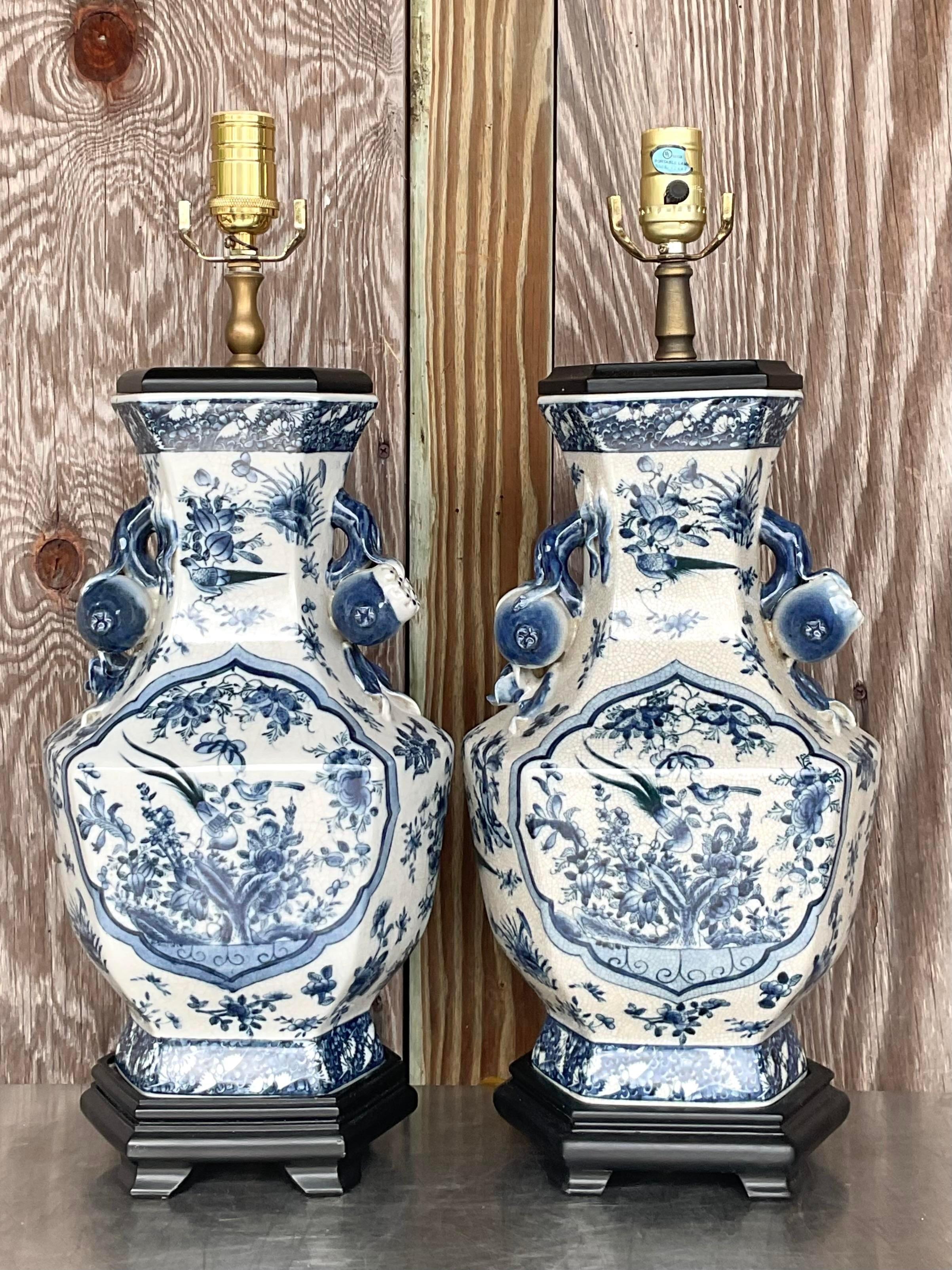 20ième siècle Paire de lampes vintage en céramique asiatique de style chinoiserie en vente