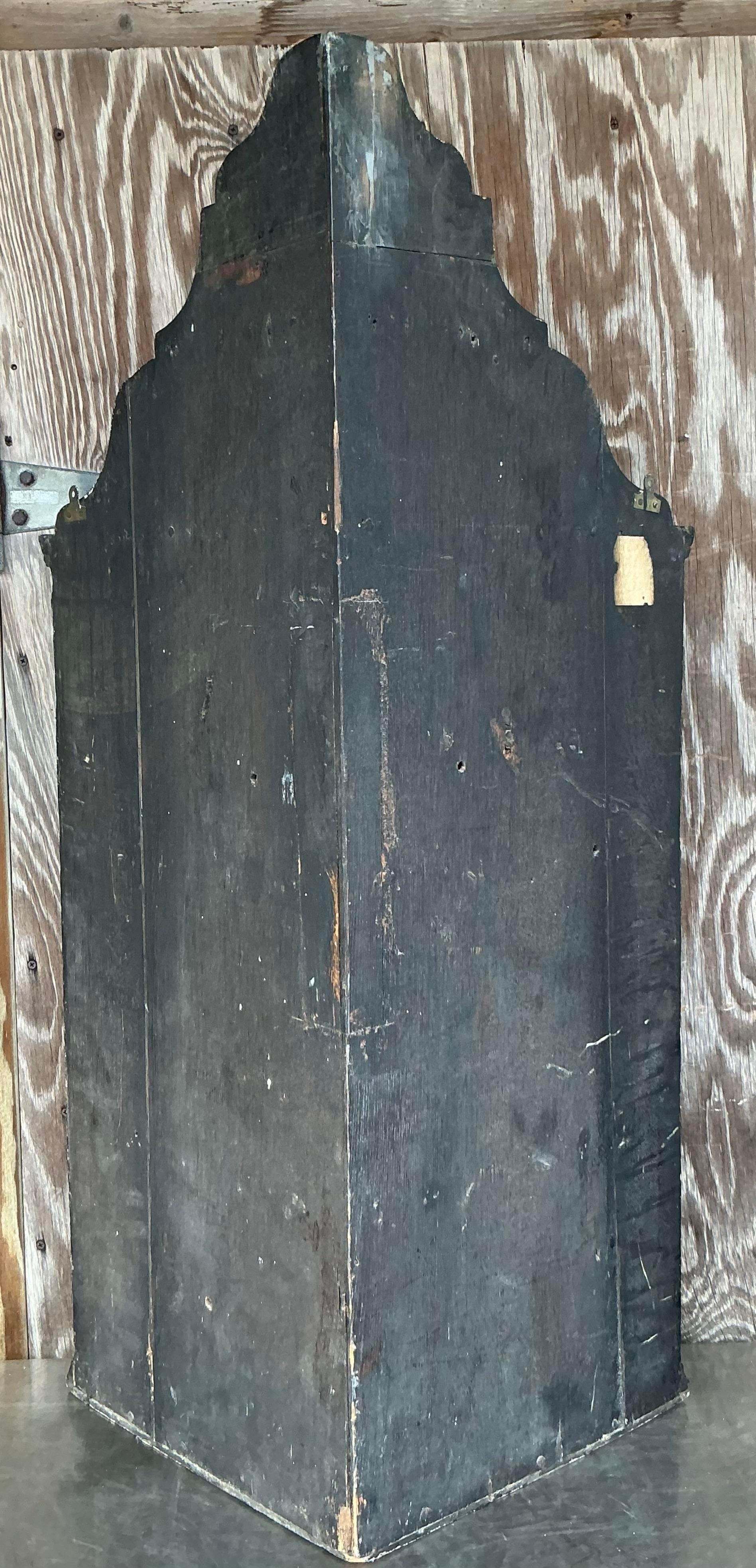 Eleganter asiatischer Chinoiserie-Eckschrank im Vintage-Stil, der in jeder Ecke anmutig 