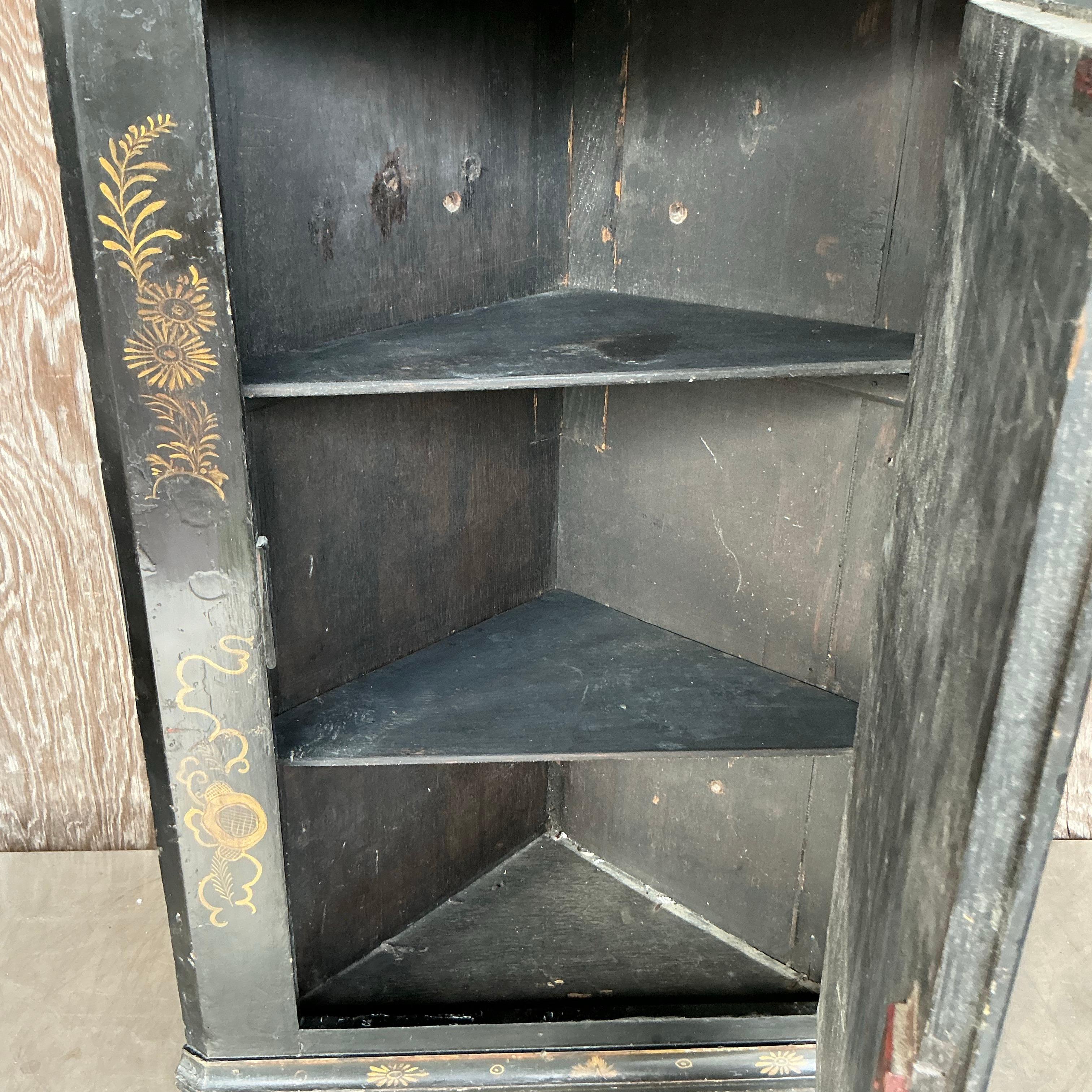 Asiatischer schwebender Vintage-Chinoiserie-Eckschrank im Angebot 2