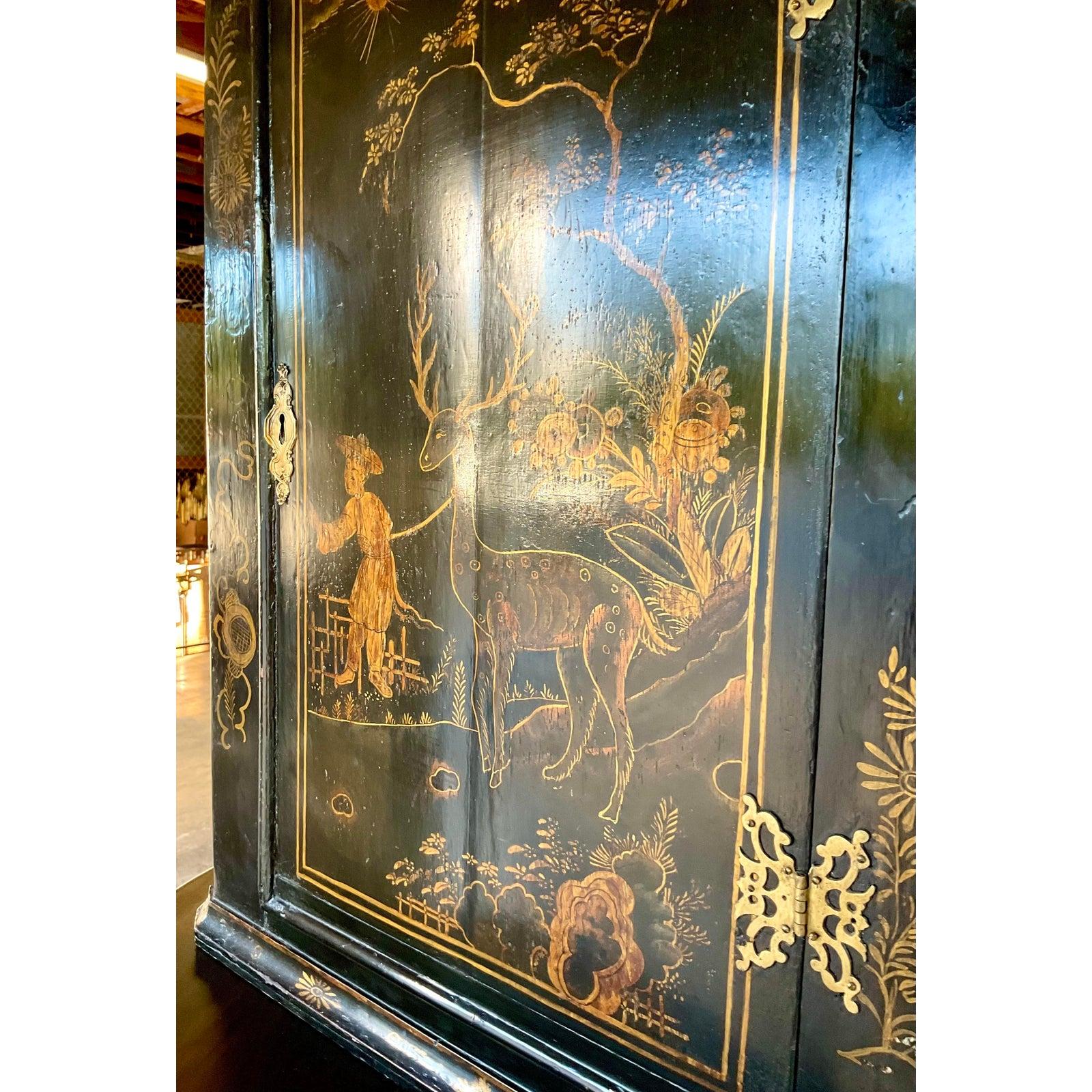 20th Century Vintage Asian Chinoiserie Lacquered Corner Cabinet