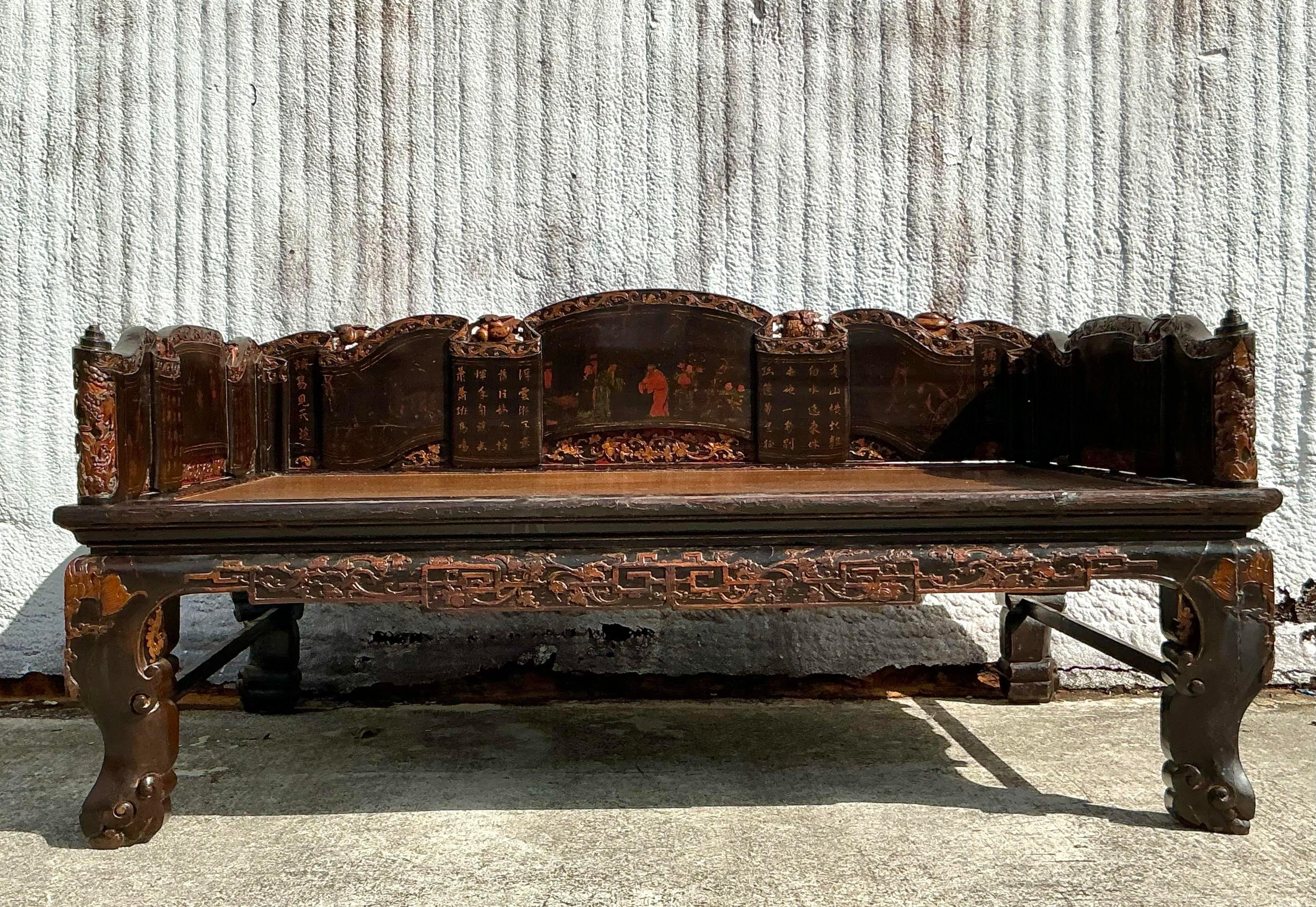 Ajoutez une pièce exotique à votre décor avec ce lit vintage asiatique Chinoiserie Opium. Fabriqué dans un style traditionnel, ce lit présente de riches tons de bois, des sculptures complexes et une construction basse distinctive qui fait référence