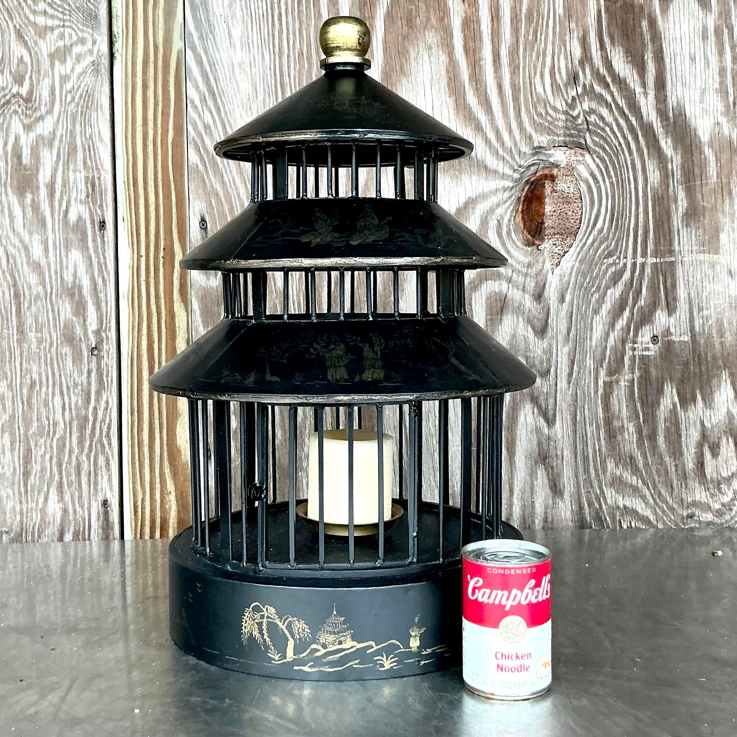 Aggiungi un tocco di eleganza esotica al tuo spazio con questa lanterna pagoda vintage asiatica con gabbia per uccelli. Realizzato a forma di pagoda tradizionale, presenta intricati reticoli e dettagli ornamentali che catturano l'essenza dello stile