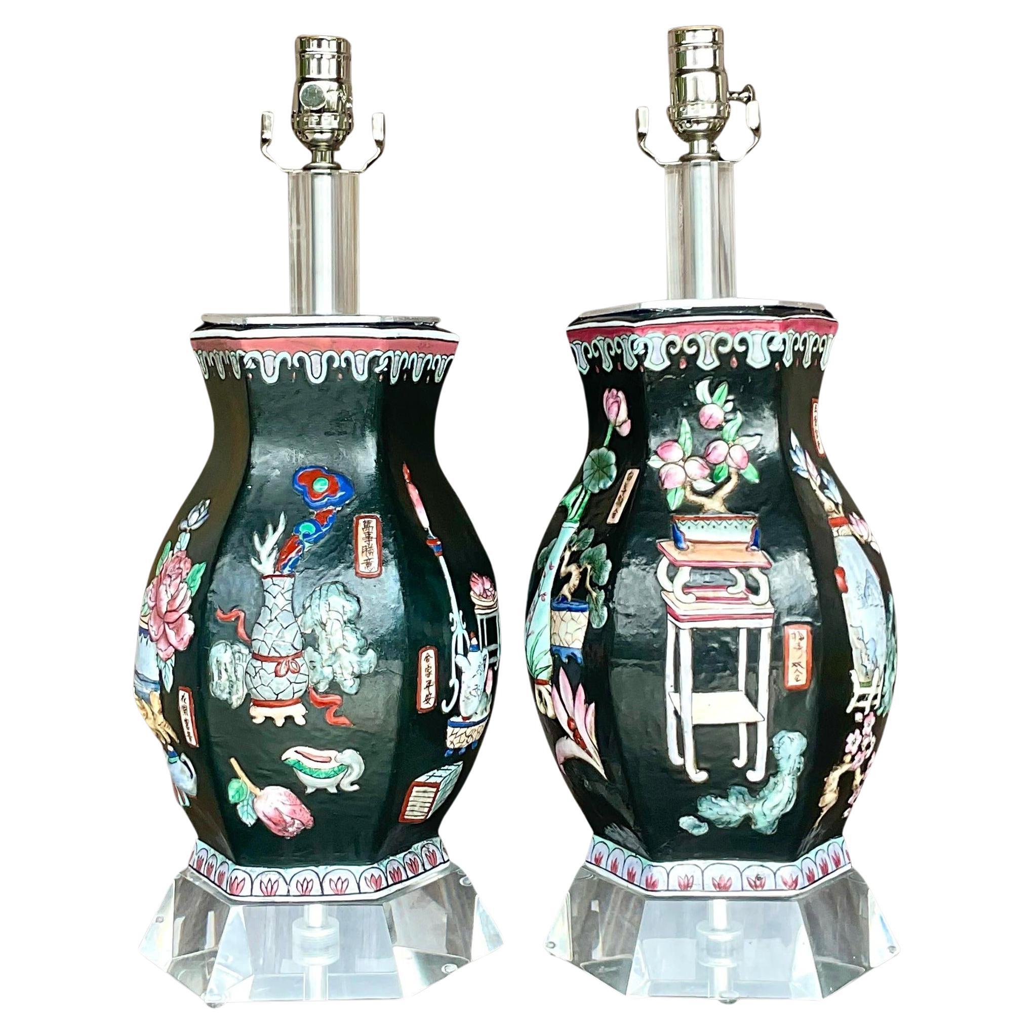 Asiatische Chinoiserie-Relief-Lampen aus glasierter Keramik im Vintage-Stil, Paar