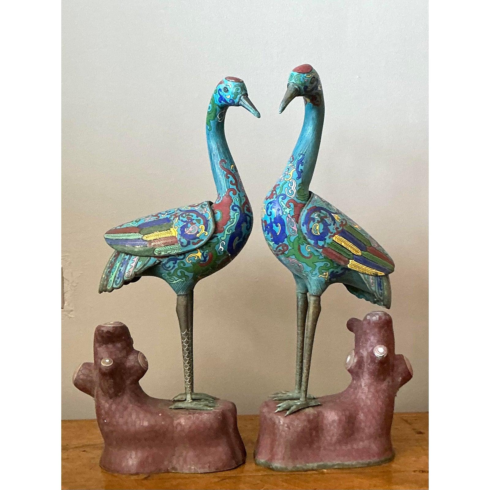 Una coppia davvero magnifica di gru asiatiche d'epoca, queste statue sono una dimostrazione magistrale dell'antica arte del cloisonné. Ogni uccello è reso con dettagli squisiti, con un'intricata lavorazione a filo riempita di smalto vibrante in