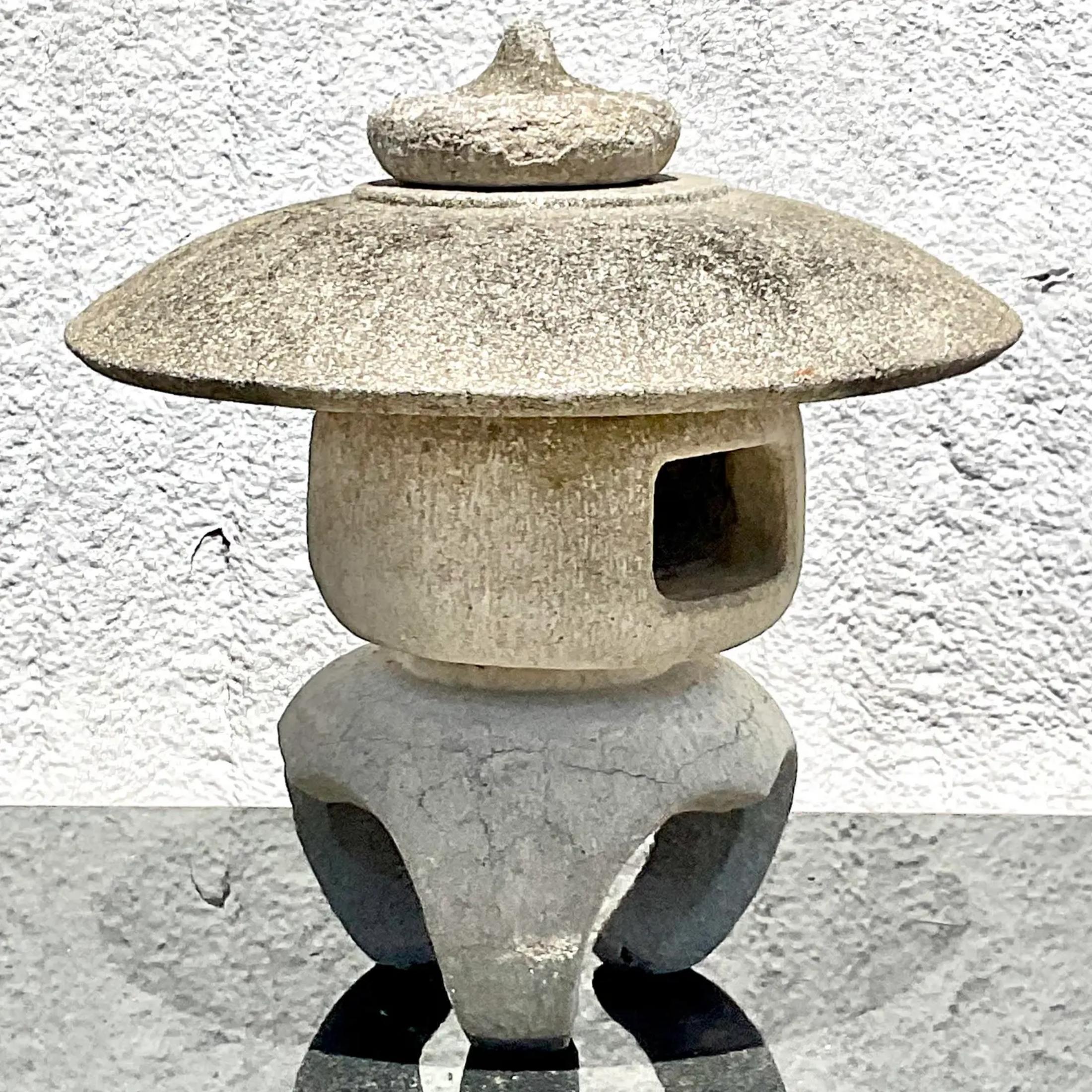 Ornement de jardin pagode asiatique vintage en béton en vente 1