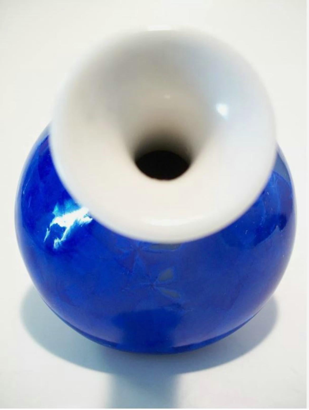 Vintage Asian Crystalline Glazed Vase - Four Character Mark - Mid 20th Century Bon état - En vente à Chatham, ON