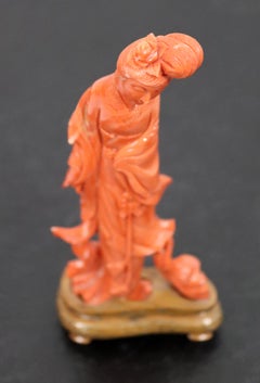 Sculpture vintage asiatique Geisha en corail rouge profond