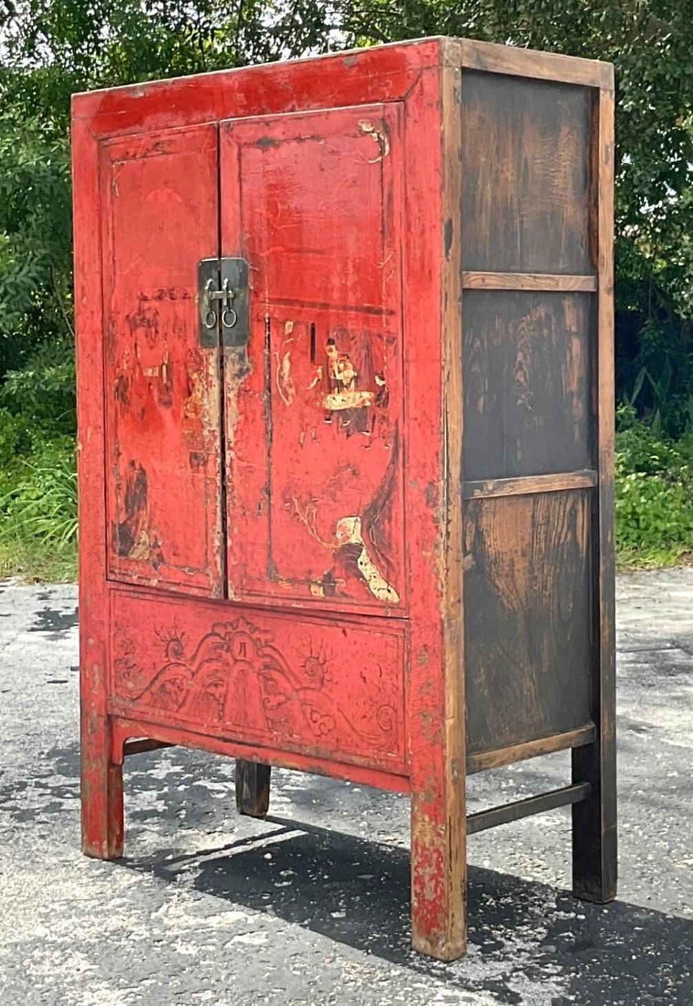 Der Vintage Asian Distressed Reclaimed Wood Armoire verbindet die amerikanische Wertschätzung für Nachhaltigkeit mit dem exotischen Charme des asiatischen Designs. Dieser Schrank ist aus wiederverwertetem Holz gefertigt und verfügt über eine