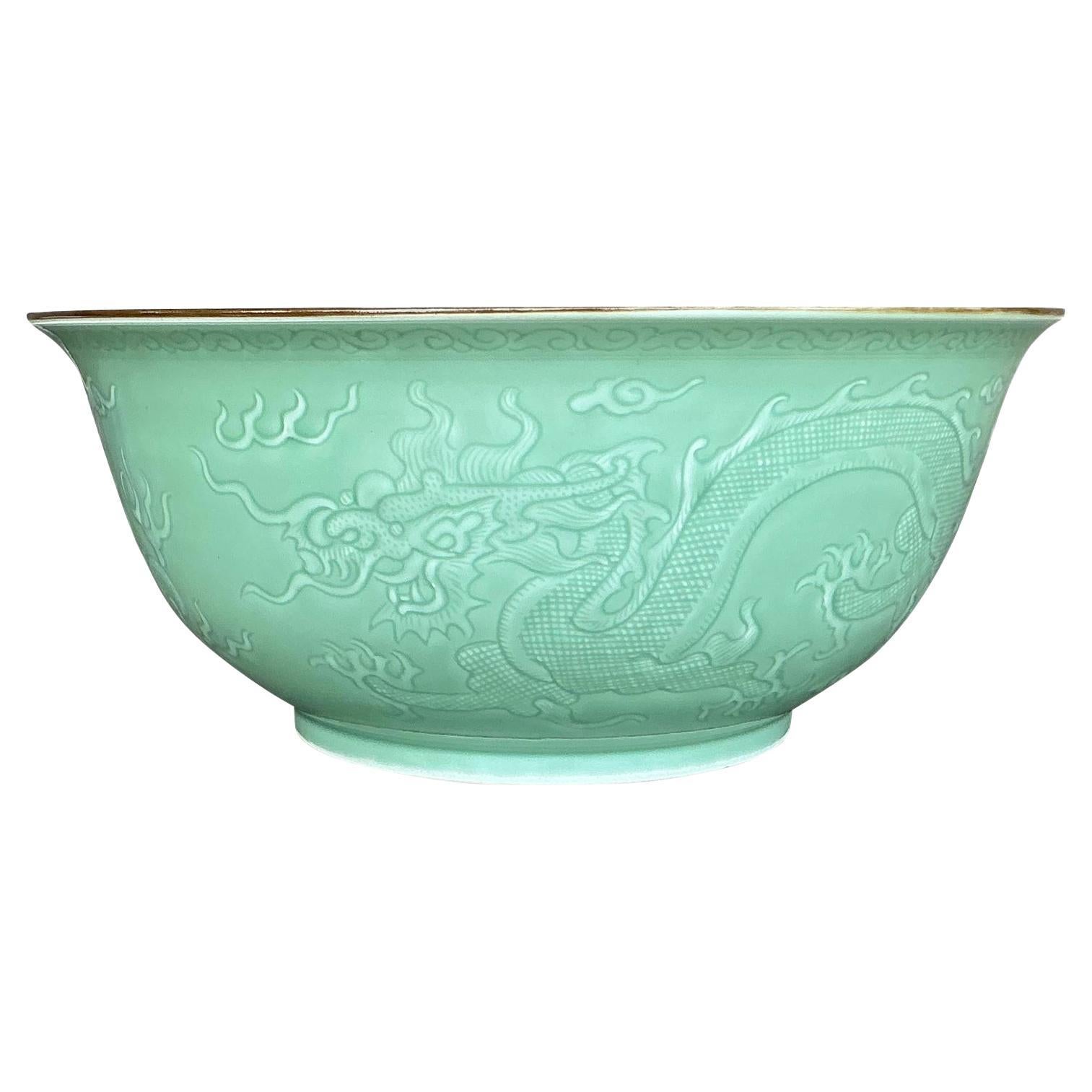 Ciotola in celadon a rilievo con drago asiatico vintage