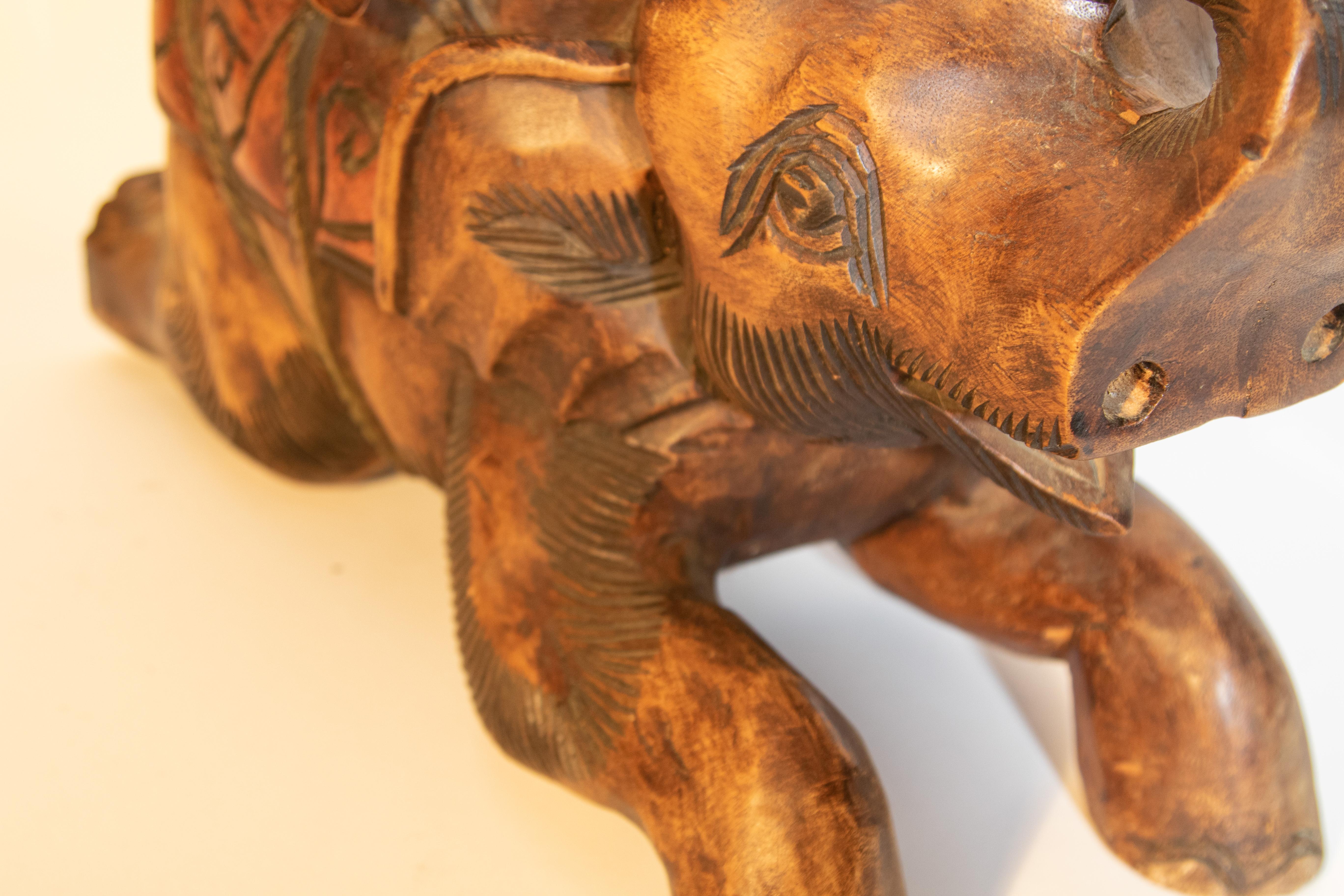 Tabouret asiatique vintage en bois sculpté à la main avec éléphant en vente 1
